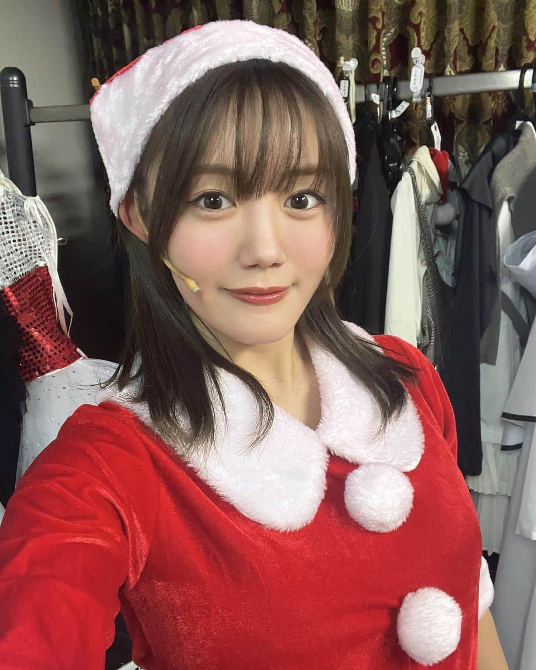 立花紫音のインスタグラム：「堀江貴文さん主演のミュージカル「クリスマスキャロル2023」  ミュージカルに出演します✨ 演劇を楽しみながらのディナー、ダンス、プロジェクションマッピング演出など見どころ満載のミュージカル🎄  私は7歳のちょっと不思議ちゃんな女の子とお嬢様な少女を演じます！ソロでアロハダンスして歌ったり、ミュージカルなのでしっかりダンスも2曲踊ってます💃  ダンスも歌もお仕事で今回が初めて、！  今日は朝早いスタートのリハーサルからのゲネプロ夜公演終わりました✨  まだお席少しだけ残ってます❗️チェキも撮れるよ🥰  詳細はこちらから⏬ christmascarol.jp  《日程》  12/8【夜】19:00- 12/9【昼】13:00- 12/9【夜】19:00- 12/10【昼】13:00- 12/10【夜】19:00- 12/11【夜】19:00- 12/12【昼】13:00-	 12/12【夜】19:00- 12/13【昼】13:00-  《場所》東京キネマ倶楽部  ・」