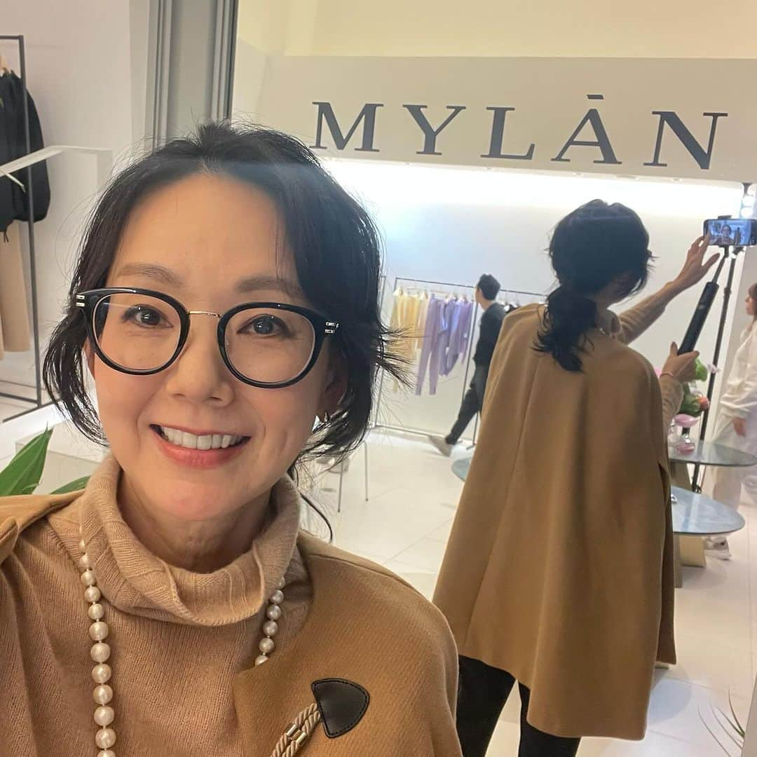 とよた真帆さんのインスタグラム写真 - (とよた真帆Instagram)「可愛いデザインの服がいっぱい @mylan_official  @keikosasaki_mylan   展示会にお邪魔して、オーダーしちゃいました😊 YouTube、撮影しましたので是非ご覧くださいませ❤️  #展示会  #mylan  #マイラン  #いつの日かあのコートよ🥹😌」12月6日 23時38分 - maho_toyota