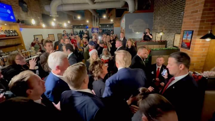 ドナルド・トランプのインスタグラム：「It was great to stop by and see everyone at the Front Street Pub & Eatery in Davenport, Iowa last night—THANK YOU! MAGA!!」