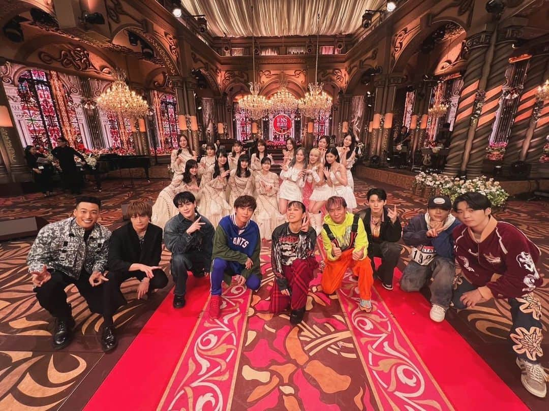 YORIさんのインスタグラム写真 - (YORIInstagram)「2023.12.06 2023 FNS歌謡祭 第1夜  レジェンド衣装を身を纏いオープニングはAIさんのハピネスで始まりハライチさんとU.S.A.でスペシャルコラボ！  ハッピーな時間をありがとうございました！  #dapump #fns歌謡祭2023」12月6日 22時15分 - yori_dp