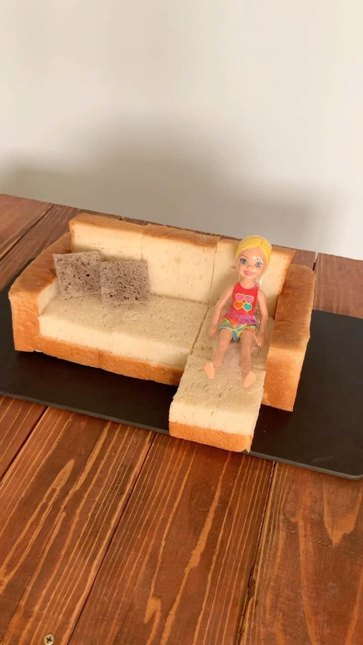 Ranのインスタグラム：「ソファーブレッド♩🛋 #bread #sofa #breakfast #toast #sandwich #barbie #手作りパン #食パン #ソファ #リクライニングソファ #breadart」