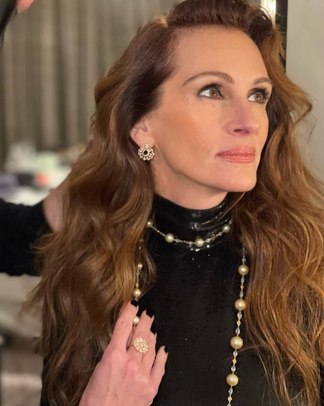 Lancôme Officialのインスタグラム：「On Monday night, @juliaroberts sparkled at the New York premiere of her latest film “Leave The World Behind”. The beautiful actress shone in a full-glam Lancôme makeup look, courtesy of @genevieveherr.  Julia’s Look Teint Idole Ultra Wear Foundation in shade 330N Teint Idole Ultra Wear Care & Glow Serum Concealer in shade 330N Blush Subtil in shade 217 Miel Glace Le Stylo Waterproof Eyeliner Pencil in shade 02 Noir Intense Hypnôse 5-Color Eyeshadow Palette in Fraicheur Rosée Hypnôse Drama Mascara Le Lip Liner in shade 11 Bronzelle  L'Absolu Rouge Intimatte Blushing Nudes  #Lancome #LancomexJulia #JuliaRoberts #Makeup」