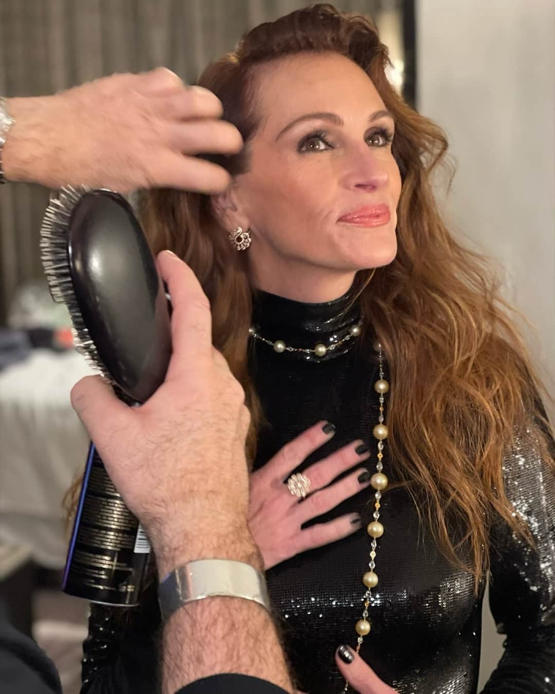 Lancôme Officialさんのインスタグラム写真 - (Lancôme OfficialInstagram)「On Monday night, @juliaroberts sparkled at the New York premiere of her latest film “Leave The World Behind”. The beautiful actress shone in a full-glam Lancôme makeup look, courtesy of @genevieveherr.  Julia’s Look Teint Idole Ultra Wear Foundation in shade 330N Teint Idole Ultra Wear Care & Glow Serum Concealer in shade 330N Blush Subtil in shade 217 Miel Glace Le Stylo Waterproof Eyeliner Pencil in shade 02 Noir Intense Hypnôse 5-Color Eyeshadow Palette in Fraicheur Rosée Hypnôse Drama Mascara Le Lip Liner in shade 11 Bronzelle  L'Absolu Rouge Intimatte Blushing Nudes  #Lancome #LancomexJulia #JuliaRoberts #Makeup」12月6日 22時10分 - lancomeofficial