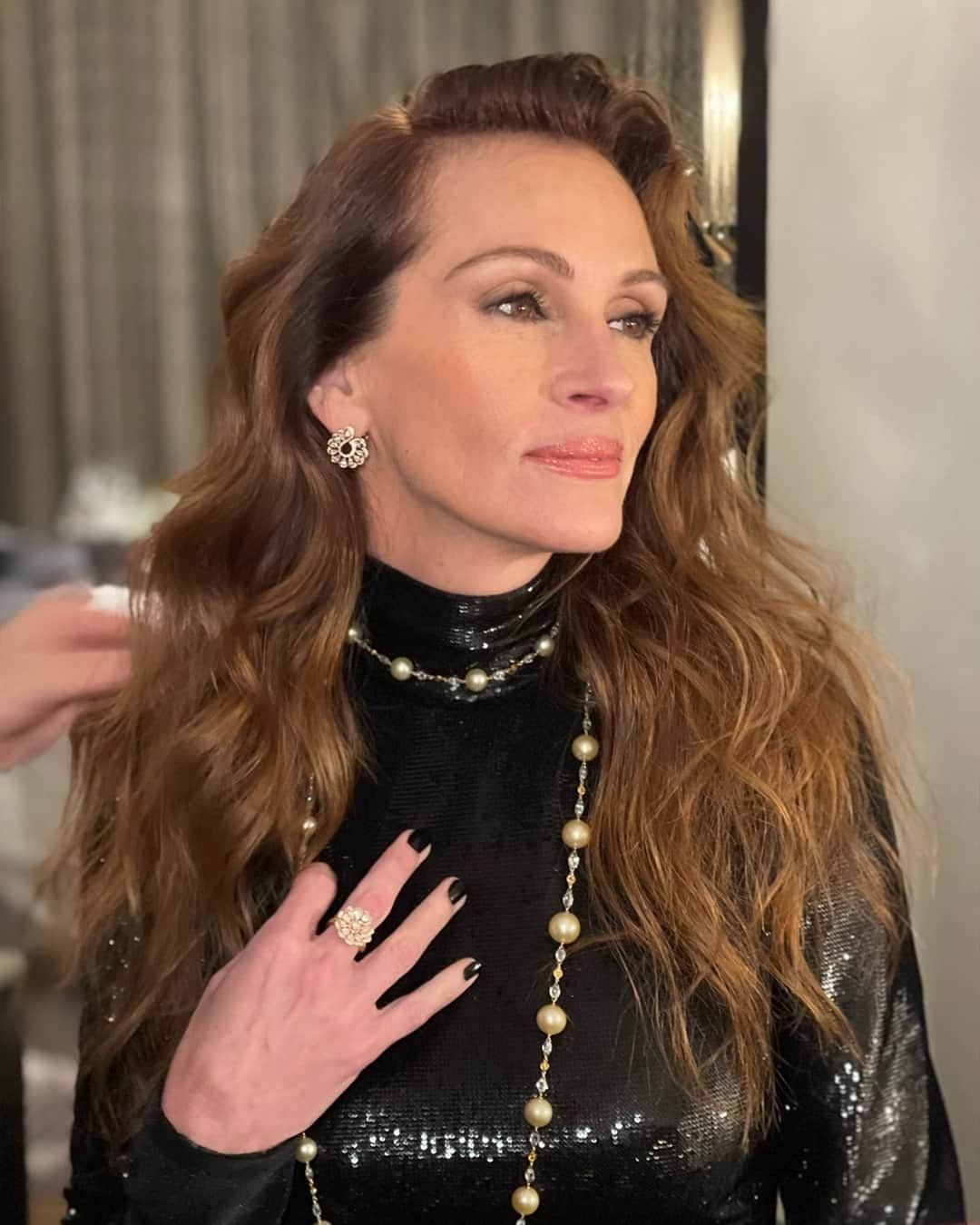 Lancôme Officialさんのインスタグラム写真 - (Lancôme OfficialInstagram)「On Monday night, @juliaroberts sparkled at the New York premiere of her latest film “Leave The World Behind”. The beautiful actress shone in a full-glam Lancôme makeup look, courtesy of @genevieveherr.  Julia’s Look Teint Idole Ultra Wear Foundation in shade 330N Teint Idole Ultra Wear Care & Glow Serum Concealer in shade 330N Blush Subtil in shade 217 Miel Glace Le Stylo Waterproof Eyeliner Pencil in shade 02 Noir Intense Hypnôse 5-Color Eyeshadow Palette in Fraicheur Rosée Hypnôse Drama Mascara Le Lip Liner in shade 11 Bronzelle  L'Absolu Rouge Intimatte Blushing Nudes  #Lancome #LancomexJulia #JuliaRoberts #Makeup」12月6日 22時10分 - lancomeofficial