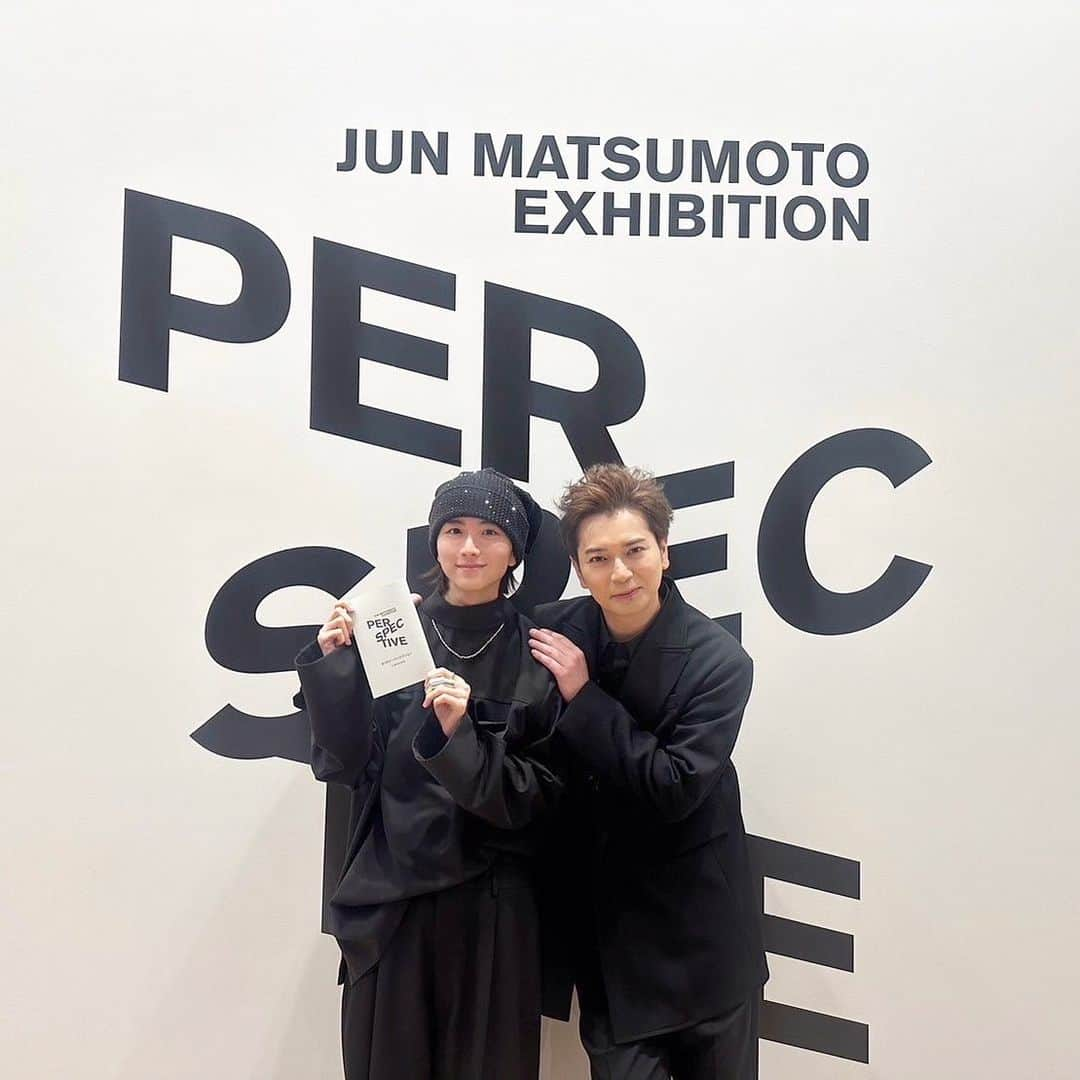 板垣李光人さんのインスタグラム写真 - (板垣李光人Instagram)「JUN MATSUMOTO EXHIBITION 「PERSPECTIVE-時をつなぐ眼差し-」  殿にお誘いいただき六本木ミュージアムへ馳せ参じました。  松本さんが徳川家康として生きてこられた約一年半を五感で感じることができるインスタレーション。 ネタバレになってしまうので多くは語れませんが、要所要所で思わず感嘆の声が漏れてしまう圧倒的な空間です。 そしてその軌跡の一部を、自分も共にさせていただけたという幸運に改めて沁み入る時間ともなりました。  ぜいたく…  そして素敵なグッズも沢山ありまして、板垣はロングスリーブTシャツを入手いたしました🫡  今あの瞬間を思い出しながらこの文章を書いてるのですが、また伺いたくなっている自分がいます…  改めまして、開催おめでとうございます そしてお誘いいただきありがとうございました！  #松本潤PERSPECTIVE展 @jun.matsumoto_ieyasu」12月6日 22時10分 - itagakirihito_official