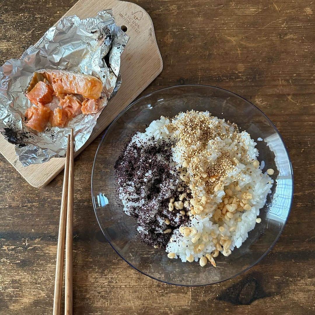 Tesshiさんのインスタグラム写真 - (TesshiInstagram)「鮭ゆかり天かすでおにぎり Onigiri with salmon, Yukari red Shiso Furikake and tempura bits #ごちそうおにぎり #みんな大好き #yummy #homemade #healthy #onigiri #salmon #tempura #おいしい #おにぎり #おむすび #鮭 #天かす #マカロニメイト #フーディーテーブル #手作り  ほーいいじゃないか こういうのでいいんだよ こういうので🤤 温かいご飯、鮭、ゆかり赤しそふりかけ、天かす、ごま Gohan, salmon, Yukari red Shiso Furikake flakes, sesame  @yukitsubakiofficial #雪椿 魚沼産コシヒカリ お米 魚沼のおいしいお餅 魚沼のおいしいお水 越後杉箸 箸袋付き  雪椿の公式サイト、ふるさと納税サイト、楽天市場、Yahoo!ショッピング、ギフトモールにて販売中。こんな素敵なギフトならきっと喜ばれることでしょう♡」12月6日 22時13分 - tmytsm