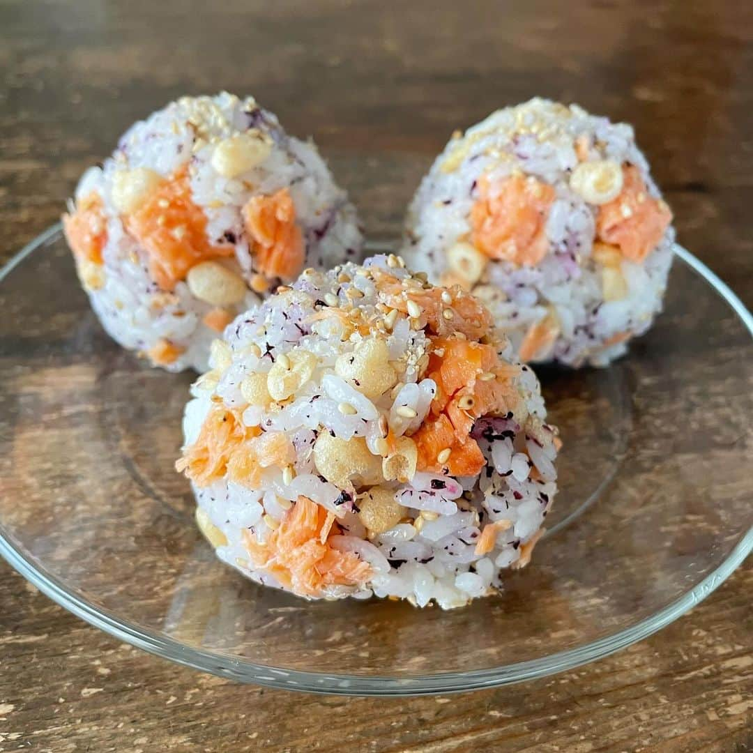 Tesshiのインスタグラム：「鮭ゆかり天かすでおにぎり Onigiri with salmon, Yukari red Shiso Furikake and tempura bits #ごちそうおにぎり #みんな大好き #yummy #homemade #healthy #onigiri #salmon #tempura #おいしい #おにぎり #おむすび #鮭 #天かす #マカロニメイト #フーディーテーブル #手作り  ほーいいじゃないか こういうのでいいんだよ こういうので🤤 温かいご飯、鮭、ゆかり赤しそふりかけ、天かす、ごま Gohan, salmon, Yukari red Shiso Furikake flakes, sesame  @yukitsubakiofficial #雪椿 魚沼産コシヒカリ お米 魚沼のおいしいお餅 魚沼のおいしいお水 越後杉箸 箸袋付き  雪椿の公式サイト、ふるさと納税サイト、楽天市場、Yahoo!ショッピング、ギフトモールにて販売中。こんな素敵なギフトならきっと喜ばれることでしょう♡」