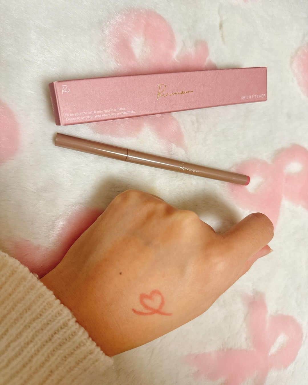 尻無浜冴美さんのインスタグラム写真 - (尻無浜冴美Instagram)「最近のメイクは先日ロフト展示会【ロフトベストコスメ2023】出会ったアイテムを使ってます😘  ⭐️ラカ • フルーティーグラムティント　#101 のびが良くてサラッとした塗り心地 ベタつかなくてナチュラルな感じに付けられます✨ コロンとした見た目もかわいい🥰  ⭐️リリミュウ •マルチフィットライナー　#01 なめらかに描けて書きやすい！ 発色も綺麗でポイントメイクに良い感じでお気に入り♪  ⭐️TIRTIR  •マスクフィットAクッション　#21N のびが良くてナチュラルな仕上がりになって好き♪ そして小さめのサイズ感が鞄に入れておくのに丁度いいから持ち運び便利で鞄から見えた時もかわいいの💕  ⭐️VT •リードル美容液 ナンバー300 天然の美容針が含まれていて角質層まで 美容成分を届けてくれる 塗ったとき少しピリッとして、肌のキメがなめらかになっていくのを実感して感激したよ！  ⭐️DUO •ザ クレンジングバーム ホットa くすみの元となる古くなった角質を除去してくれて愛用中！ ホットだから冬に気持ちよW洗顔不要で 使い方も簡単だからズボラな私でも続けられてます😎  最近出会ったお気に入りアイテム♪ 気になった物があったらぜひロフト(@loft_cosme) でチェックしてみてね💛  #PR #ロフト展示会  #ロフトのベストコスメ2023  #ロフトコスメ#注目コスメ #モデル #新米ママ #元SDN48  #ニコラ #インフルエンサー」12月6日 22時17分 - saemi_shinahama
