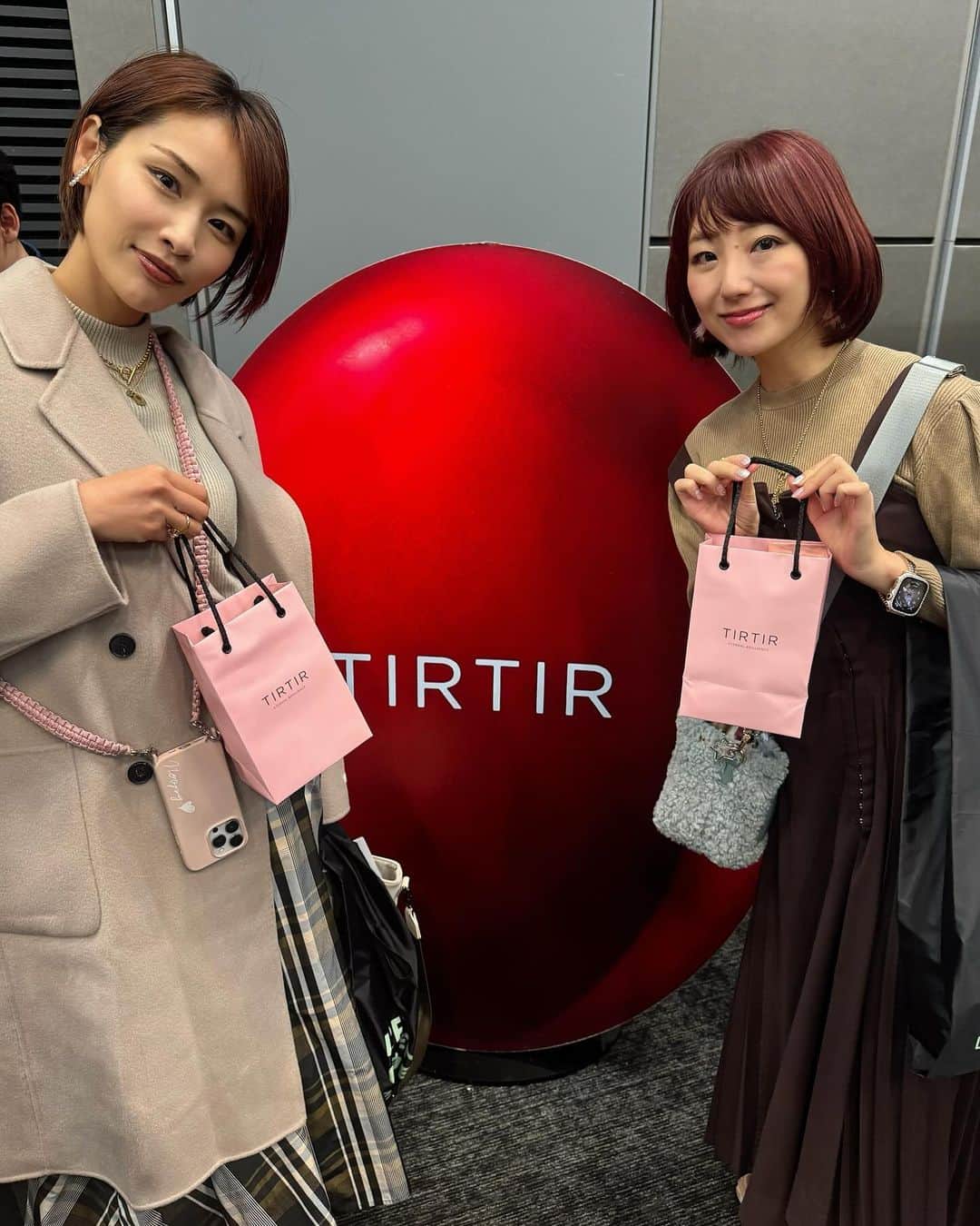 尻無浜冴美さんのインスタグラム写真 - (尻無浜冴美Instagram)「最近のメイクは先日ロフト展示会【ロフトベストコスメ2023】出会ったアイテムを使ってます😘  ⭐️ラカ • フルーティーグラムティント　#101 のびが良くてサラッとした塗り心地 ベタつかなくてナチュラルな感じに付けられます✨ コロンとした見た目もかわいい🥰  ⭐️リリミュウ •マルチフィットライナー　#01 なめらかに描けて書きやすい！ 発色も綺麗でポイントメイクに良い感じでお気に入り♪  ⭐️TIRTIR  •マスクフィットAクッション　#21N のびが良くてナチュラルな仕上がりになって好き♪ そして小さめのサイズ感が鞄に入れておくのに丁度いいから持ち運び便利で鞄から見えた時もかわいいの💕  ⭐️VT •リードル美容液 ナンバー300 天然の美容針が含まれていて角質層まで 美容成分を届けてくれる 塗ったとき少しピリッとして、肌のキメがなめらかになっていくのを実感して感激したよ！  ⭐️DUO •ザ クレンジングバーム ホットa くすみの元となる古くなった角質を除去してくれて愛用中！ ホットだから冬に気持ちよW洗顔不要で 使い方も簡単だからズボラな私でも続けられてます😎  最近出会ったお気に入りアイテム♪ 気になった物があったらぜひロフト(@loft_cosme) でチェックしてみてね💛  #PR #ロフト展示会  #ロフトのベストコスメ2023  #ロフトコスメ#注目コスメ #モデル #新米ママ #元SDN48  #ニコラ #インフルエンサー」12月6日 22時17分 - saemi_shinahama
