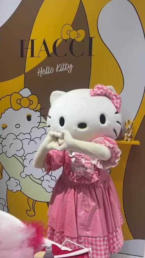 HACCI officialのインスタグラム：「#HELLOKITTYxHACCI 🍯♥️  12/6(水)-12/12(火) 📍伊勢丹新宿店 本館1階 化粧品/プロモーション  オープンを記念してキティちゃんも遊びに来てくれました♥️皆様もぜひ、遊びに来てくださいね🎀  倒れちゃいそうなくらいかわいいPOP UP😉💫  #HACCI#ハッチ#ハローキティ#はちみつコスメ#はちみつスキンケア」