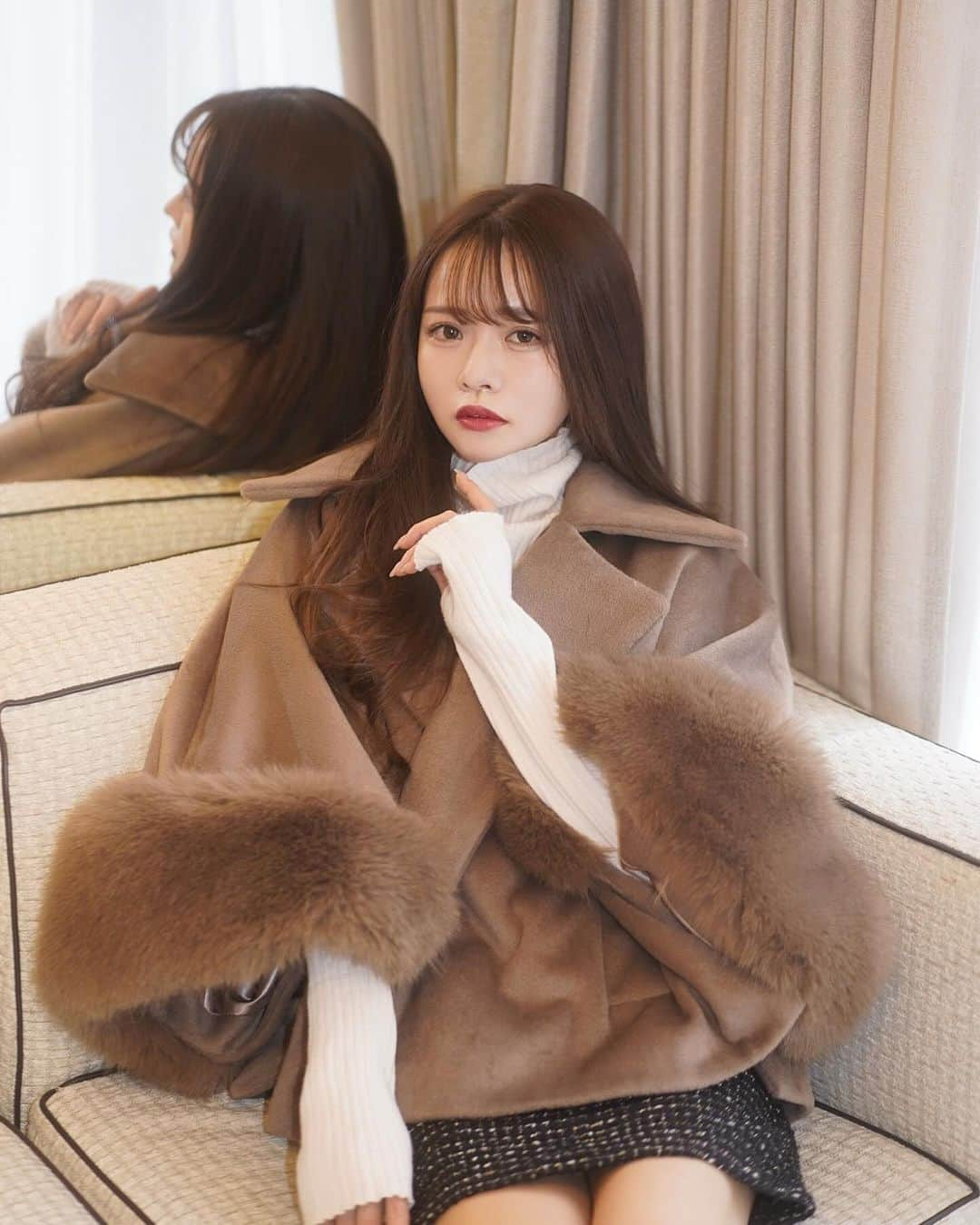 Isakoのインスタグラム：「new color 🤎 poncho coat  Dinobleのポンチョコートから新色が 今週末土曜日 12/9 12:00〜 発売になります✨  こちら予約ではなく即納品になります🧥🤎 クリスマスに間に合います🎄✨✨  発売前から大好評🥹✨✨ お楽しみにっ💞  お気に入りのカメラマンさんデータ📷 @tomonori962 💞  #コート#アウター#ポンチョ#ファー#ファーコート #コートコーデ#アウターコーデ#デート服」