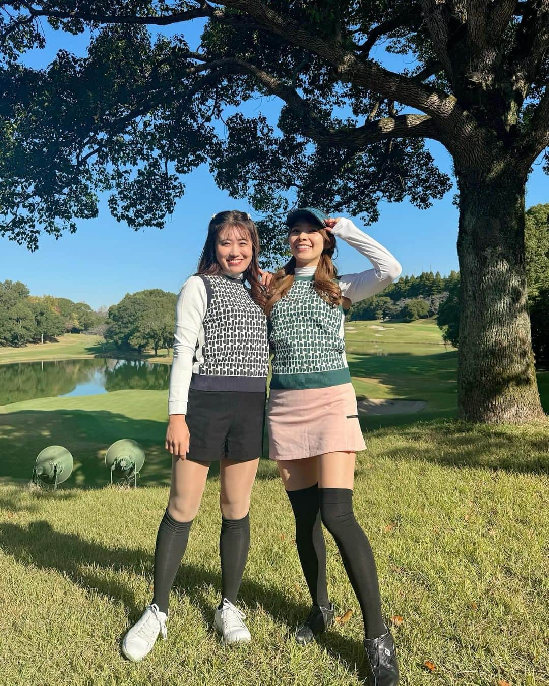 岩根沙恵子?さえみるさんのインスタグラム写真 - (岩根沙恵子?さえみるInstagram)「⛳️𝔾𝕠𝕝𝕗𝕕𝕒𝕪 #さえみる千葉 富里ゴルフクラブ！ラストデー🥹💙  成田空港滑走路拡張のため、 今年で閉鎖してしまうので最後に行ってきました♡  グリーン10.5フィート💚 🔴43-44-87(33) 5682Yって書いてるけどそんなに長くないよね？🤔  珍しくドライバー当たった動画あった！ こうしたいのになあ🙄  この日はね、ずっと前から約束してた ごまちゃんと色違いコーデ❤️🦭 @bull__and__bull  ベストがカラフルなのかわいい😍！ この時期はベストがめちゃくちゃ使える♪ ロゴが入っていておしゃれ😎  富里ゴルフ倶楽部、3.4回は行ったかな？✨⛳️ ありがとうございました♩  #ドライバー動画 #ゴルフスイング #골프웨어 #골프 #골프여자 #골프스윙 #골프스타그램 #reginagolf #ごるすたぐらむ  #골프패션 #ゴルフ動画 #スイング動画  #むちむちボディ #富里ゴルフ倶楽部 #冬ゴルフ #ごるふすいんぐ #ゴルフスイング動画 #スコアアップ #色違いコーデ #ミニスカートコーデ  #双子コーデ」12月6日 22時21分 - saemiltiii