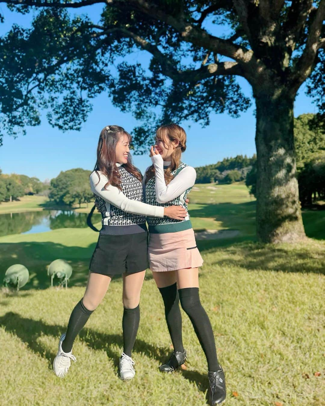 岩根沙恵子?さえみるのインスタグラム：「⛳️𝔾𝕠𝕝𝕗𝕕𝕒𝕪 #さえみる千葉 富里ゴルフクラブ！ラストデー🥹💙  成田空港滑走路拡張のため、 今年で閉鎖してしまうので最後に行ってきました♡  グリーン10.5フィート💚 🔴43-44-87(33) 5682Yって書いてるけどそんなに長くないよね？🤔  珍しくドライバー当たった動画あった！ こうしたいのになあ🙄  この日はね、ずっと前から約束してた ごまちゃんと色違いコーデ❤️🦭 @bull__and__bull  ベストがカラフルなのかわいい😍！ この時期はベストがめちゃくちゃ使える♪ ロゴが入っていておしゃれ😎  富里ゴルフ倶楽部、3.4回は行ったかな？✨⛳️ ありがとうございました♩  #ドライバー動画 #ゴルフスイング #골프웨어 #골프 #골프여자 #골프스윙 #골프스타그램 #reginagolf #ごるすたぐらむ  #골프패션 #ゴルフ動画 #スイング動画  #むちむちボディ #富里ゴルフ倶楽部 #冬ゴルフ #ごるふすいんぐ #ゴルフスイング動画 #スコアアップ #色違いコーデ #ミニスカートコーデ  #双子コーデ」