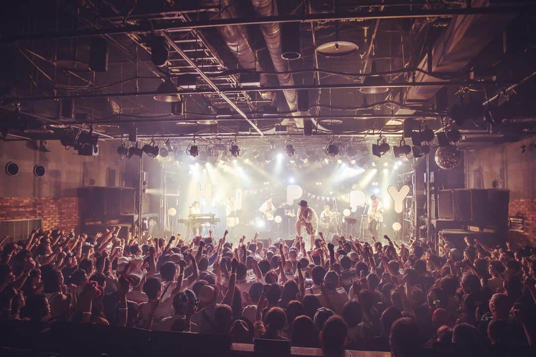 HIPPYのインスタグラム：「歌うことができていること 心から感謝しています。  歩みとご縁を重ね 日々深まっていく僕の歌をライブを ぜひとも直で体感ください。 各会場でお会いできること 心から楽しみにしています。  ［HIPPY スケジュール］ 12/10（日）大阪 『FILTER88』 12/13（水）神戸『Ball & Musicフェス』 12/17 （日）長野 『SUWARISE2023』 12/23（土）大分 『さいきクリスマスフェスタ』 12/24（日）神奈川 『詳細後日発表』 12/25（月）埼玉『詳細後日発表』 12/31（日）長崎『光の街 カウントダウン2023-2024』 1/9（火）北海道『うるとらうす』 1/20（土）鹿児島『YAMATO spiritフェス』  各スケジュールの詳細はHIPPY ホームページにて http://hippy-web.com/schedule/」