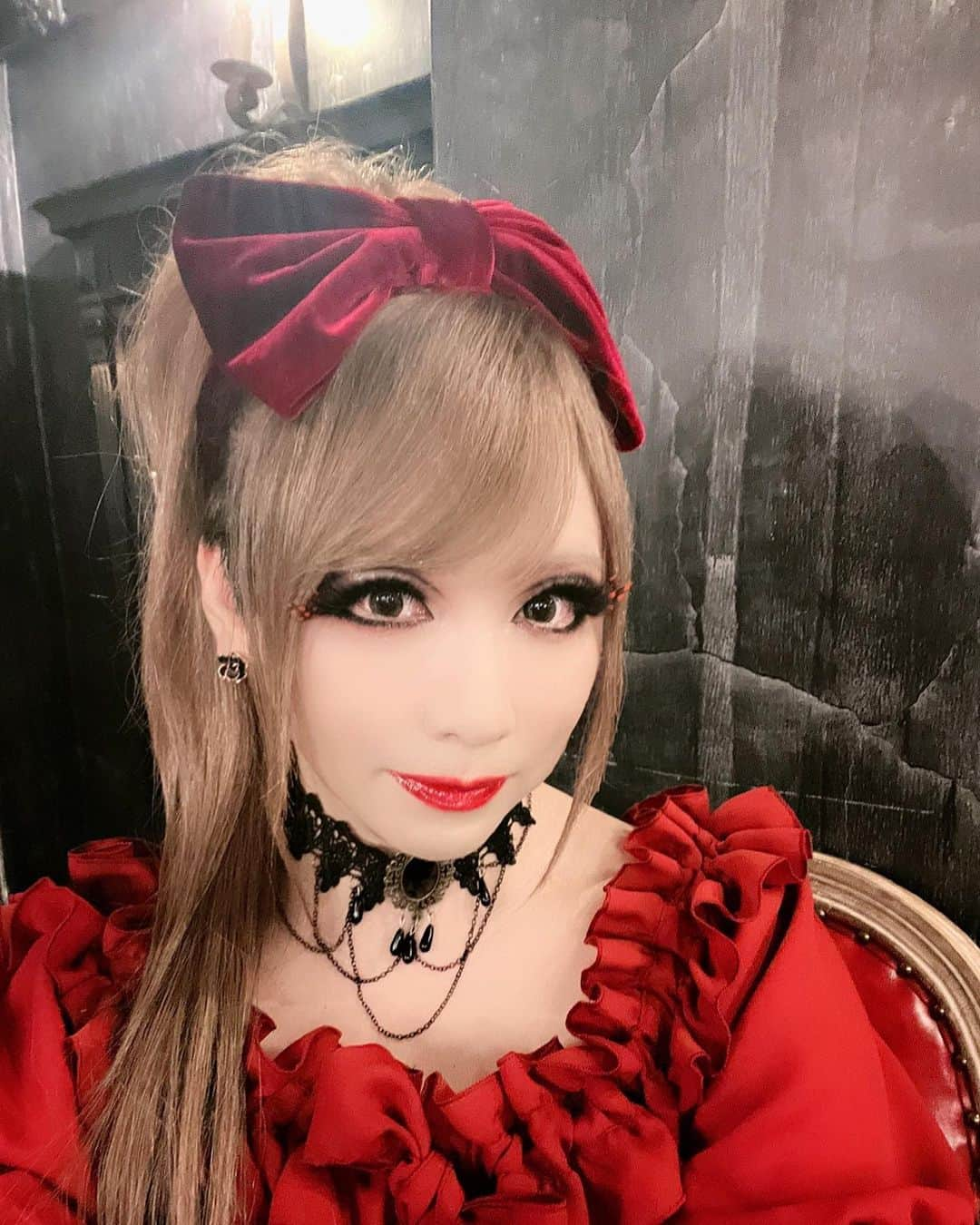 HIZAKIのインスタグラム：「🌹🌹🌹  #HIZAKI 2024calendar  近日販売します。」