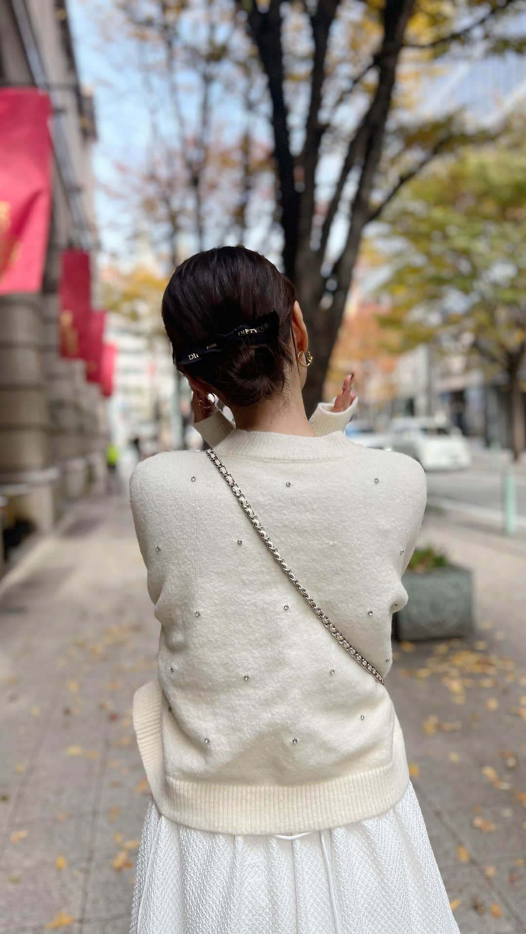 moe yamamotoのインスタグラム：「🧡 ⁡ ⁡ ⁡冬はホワイトニット最強よ✌🏻️🤍  ビジューニットは明日発売！！ ビジューのホワイト？にします！！ ホワイトスカートもガチ買いしとるから このコーデする！！！  ブルピンの電撃再契約に テンションおかしい１日でした！ ハッピー🫶🏻🫶🏻🫶🏻💓 ⁡  #ヘアアレンジ #イエベ秋 #骨格ストレート #骨格ウェーブ #骨格ストレートコーデ #骨格ストレートコーデ #ニットコーデ #ニット #ホワイトコーデ」