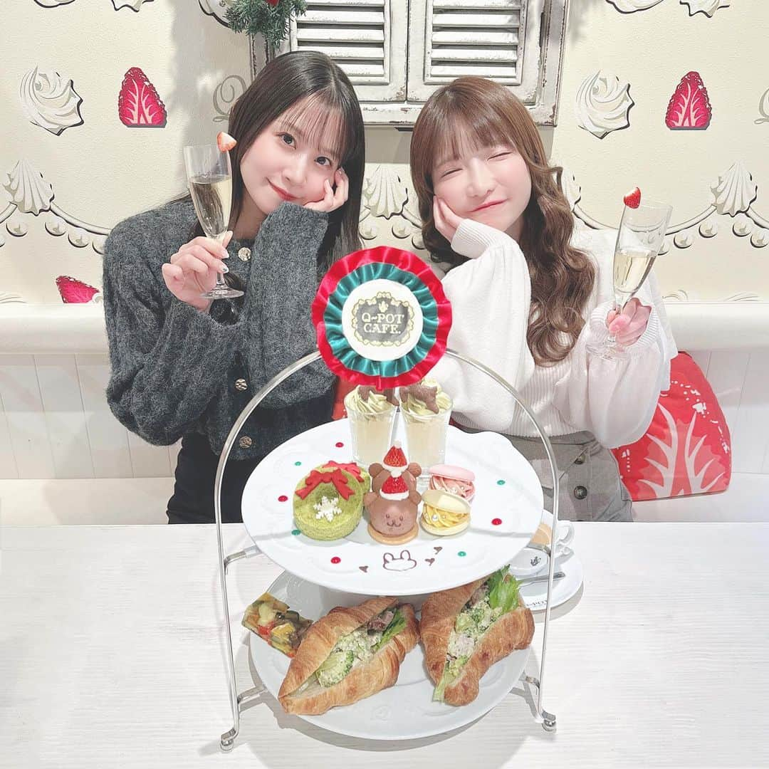 八木沙季のインスタグラム：「🤍🤍  先日もえあずちゃんとQ-pot CAFE.の クリスマスアフターヌーンティー行きました🫖🧁 店内もスイーツも全部めちゃくちゃ可愛かった🥹 いっぱい写真とか動画撮り合った🫶🏻 もえあずちゃんと久しぶりに会えて嬉しすぎたなー💓 考えとか価値観が一緒で、話してて元気出る！ TikTokも撮ったからまた載せるね☺️ また行こうね☺️  #qpotcafe  #qpot  #アフターヌーンティー  #クリスマスアフターヌーンティー  #クリスマスメニュー  #クリスマススイーツ  #表参道カフェ  #表参道ランチ」