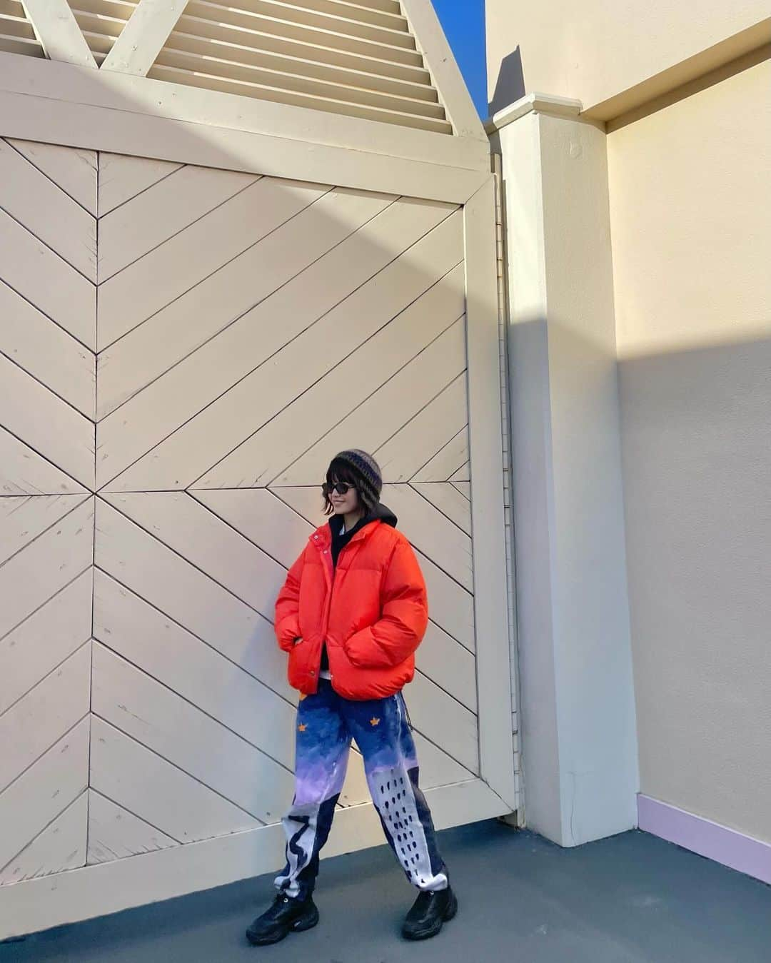 垣内彩未さんのインスタグラム写真 - (垣内彩未Instagram)「明日、 再入荷する @not_lonely_tokyo の Diana down puffer jacket ⛄️  今日は娘の誕生日のお祝いで ディズニーランドへ行ったのですが オレンジを着ていきました🍊  軽くて、あったかくて 今日も大活躍。  冬に着るカラーアイテム、 大好きだし、合わせやすいので このカラー展開にしました！  そういえば 去年のディズニーにも これ着ていったな☺️(去年はブルー)」12月6日 22時29分 - kakiuchiayami