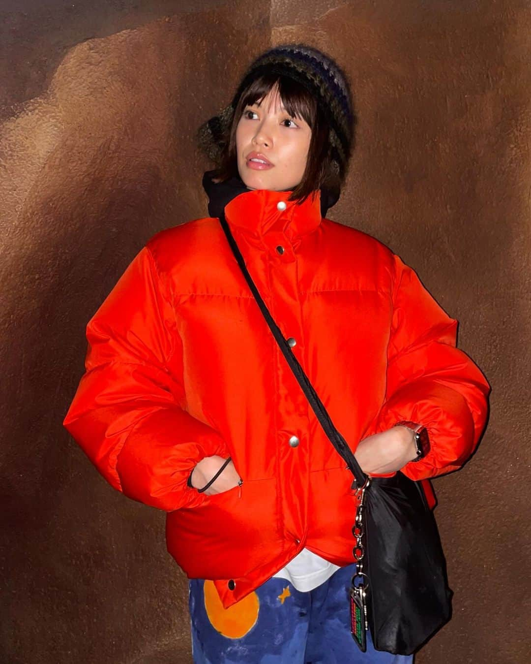 垣内彩未さんのインスタグラム写真 - (垣内彩未Instagram)「明日、 再入荷する @not_lonely_tokyo の Diana down puffer jacket ⛄️  今日は娘の誕生日のお祝いで ディズニーランドへ行ったのですが オレンジを着ていきました🍊  軽くて、あったかくて 今日も大活躍。  冬に着るカラーアイテム、 大好きだし、合わせやすいので このカラー展開にしました！  そういえば 去年のディズニーにも これ着ていったな☺️(去年はブルー)」12月6日 22時29分 - kakiuchiayami