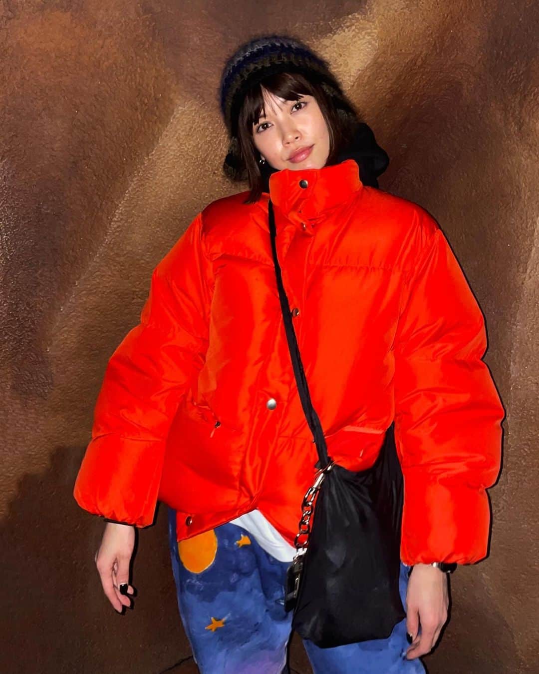 垣内彩未のインスタグラム：「明日、 再入荷する @not_lonely_tokyo の Diana down puffer jacket ⛄️  今日は娘の誕生日のお祝いで ディズニーランドへ行ったのですが オレンジを着ていきました🍊  軽くて、あったかくて 今日も大活躍。  冬に着るカラーアイテム、 大好きだし、合わせやすいので このカラー展開にしました！  そういえば 去年のディズニーにも これ着ていったな☺️(去年はブルー)」
