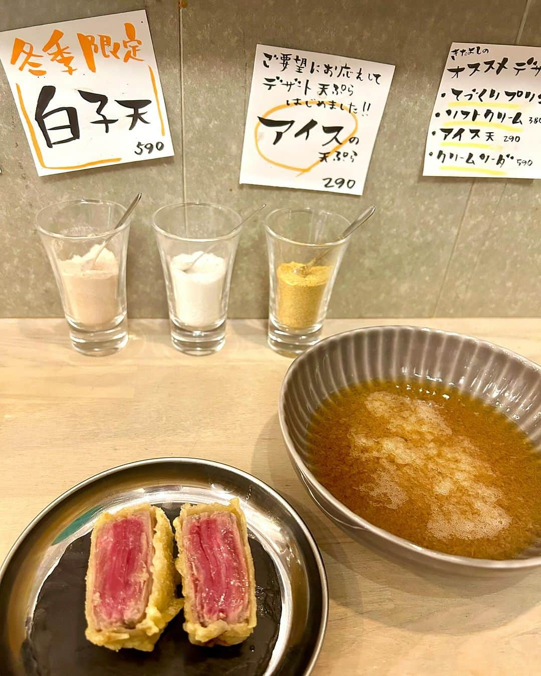 KagitaYukikoさんのインスタグラム写真 - (KagitaYukikoInstagram)「🍤✨😋 今宵は おひとり様 ディナー⭐️  天麩羅🍤を 存分に 楽しんできたわよ♡♡  まずは、 ジンジャーエール（甘口） から♪♪ 辛口もあるよん✨  こちらのお店 布施店限定の梅塩 をはじめ カレー塩など 3種類のお塩と 天汁いろんなお味で 楽しむことができます☆★  和牛のレア天麩羅 海老🦐 半熟たまご🥚  海老🦐 あたままで食べれて 甘さもあってすご〜く 美味しかった♪♪  太刀魚の大葉巻き 可愛い😍  ほたてに♡♡ これまた珍しい 羽ニ重餅の天麩羅まで♪♪  自家製のプリン🍮 とろ〜りなめらか〜で 〆にもぴったり♡♡  2階席には 小さいお子様もゆっくり くつろげるテーブル席も✨✨  天ぷら専門店 ✨天ぷらきたよし布施店✨  素材にこだわった 揚げたての天ぷらを いただくことができます✨✨  大阪府東大阪市長堂１丁目１２−３  #PR @kitayoshi_fuse  #天ぷらきたよし  #東大阪グルメ #布施グルメ  #布施ディナー  #天ぷら  #大阪グルメ  #大阪ディナー  #大阪天ぷら #大阪 #グルメ」12月6日 22時30分 - mermaid.yukinko