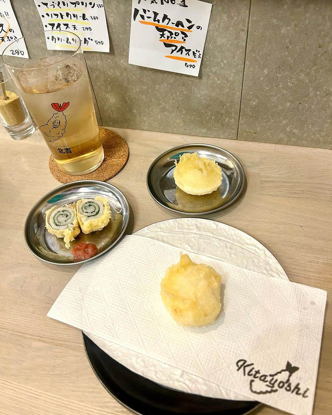 KagitaYukikoさんのインスタグラム写真 - (KagitaYukikoInstagram)「🍤✨😋 今宵は おひとり様 ディナー⭐️  天麩羅🍤を 存分に 楽しんできたわよ♡♡  まずは、 ジンジャーエール（甘口） から♪♪ 辛口もあるよん✨  こちらのお店 布施店限定の梅塩 をはじめ カレー塩など 3種類のお塩と 天汁いろんなお味で 楽しむことができます☆★  和牛のレア天麩羅 海老🦐 半熟たまご🥚  海老🦐 あたままで食べれて 甘さもあってすご〜く 美味しかった♪♪  太刀魚の大葉巻き 可愛い😍  ほたてに♡♡ これまた珍しい 羽ニ重餅の天麩羅まで♪♪  自家製のプリン🍮 とろ〜りなめらか〜で 〆にもぴったり♡♡  2階席には 小さいお子様もゆっくり くつろげるテーブル席も✨✨  天ぷら専門店 ✨天ぷらきたよし布施店✨  素材にこだわった 揚げたての天ぷらを いただくことができます✨✨  大阪府東大阪市長堂１丁目１２−３  #PR @kitayoshi_fuse  #天ぷらきたよし  #東大阪グルメ #布施グルメ  #布施ディナー  #天ぷら  #大阪グルメ  #大阪ディナー  #大阪天ぷら #大阪 #グルメ」12月6日 22時30分 - mermaid.yukinko