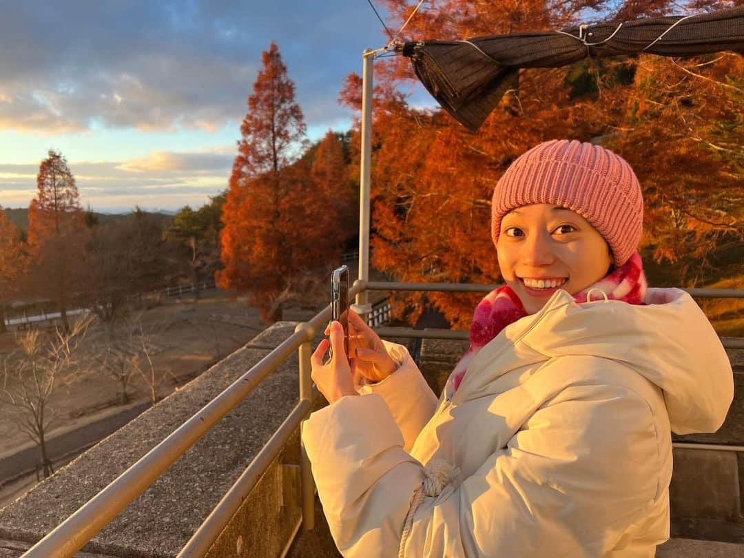 真彩希帆さんのインスタグラム写真 - (真彩希帆Instagram)「みなさま、こんばんは🐏🍁  明日はとうとう 御園座での『LUPIN』の公演が始まります！  舞台稽古もしっかりして準備は万端。 御園座でお客様にお会いできるのが楽しみです！ 質問箱で頂いたおすすめスポットも行く気満々🔥笑  公演をしっかりするために 気持ちの充電も必要....🔋  と！いうことで先日 真冬になると山道が危ないので、きっと今年最後になるであろう 癒しの六甲山牧場にいってきました🐏☁️  春頃に行った時、 推しになった麗しひつじちゃん兄弟。 冬毛になった2人にまた会えました☺️❤️ （写真では弟と思われる子だけ笑）  「久しぶりだねー！」と声をかけると何度も何度も お鼻をくっつけてくれてかわいかったなー🤤💞  ちょうどいい時間帯で、 美しい夕焼けも見ることができました。  雲が幾重にも重なって、そこに光が差し込む🌅  太陽の沈むまでのほんの30分くらいの時間が大好きなので、 寒かったですが夢中で眺め、写真を撮り続けました📸  少しでも皆さまの癒しになれば😌🫧  世界中の色々な夕焼けをいつか見たいなぁ。  #六甲山牧場  #🐏🧶  #マジックアワー   #推しひつじの名前が知りたい #今のところ #萩尾望都先生作画兄弟 #🐏🐏  #真彩希帆」12月6日 22時31分 - maayakiho