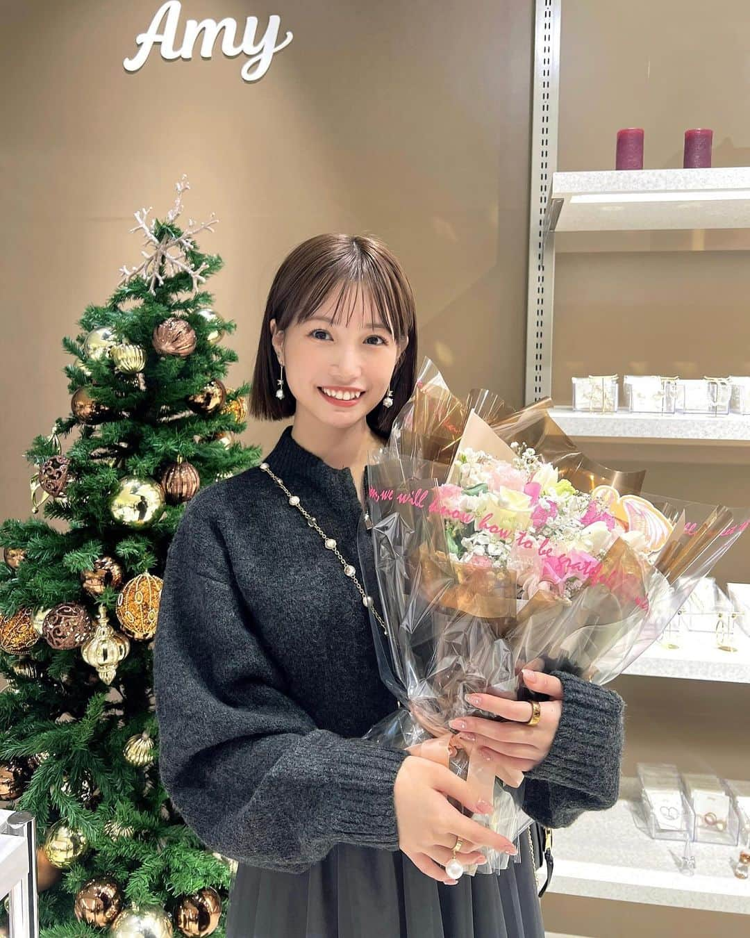 朝長美桜さんのインスタグラム写真 - (朝長美桜Instagram)「7日間ありがとうございました。 Amy POP UP STORE at SHIBUYA SCRAMBLE SQUARE 終わりました☺️  今回は、とても広々とした空間で開催させていただけて、また今までの雰囲気とは違って 大人っぽいAmy空間を楽しんでいただけていると嬉しいなぁと思っています。 いかがだったでしょうか？  沢山の方々に来ていただけて、幸せでした。  そして、3年間色んな場所でAmy POP UP STOREを開催させていただいて、今回が最後でした。 本当にありがとうございました。  オンラインがメインのブランドでしたが、 こうして、popupを開催する度に来て下さる皆さんがいて、直接手に取って見ていただける機会を作れて良かったなぁと思っています。 皆さんが、アクセを身に付けて来てくれたり、選んで下さっている姿が、私にとって何よりも幸せで嬉しい空間でした😌🩷  そして、やよいさん、かなみちゃん、RIORIKOちゃん、店頭スタッフとしてお手伝いして下さって 本当にありがとうございました☺️ 他にも派遣でお手伝いして下さったスタッフの皆さんもありがとうございました。 みんなに出会えて嬉しいなと心から思います。 かたちは変わってもまたどこかでご一緒できますように😌🕊️  来て下さる皆さんにもスタッフにも恵まれた人生です♡  改めてありがとうございました。 popupはこれにて終了ですが、今週金曜日に新作販売スタートします！！ お楽しみです☺️ 12月までよろしくお願いします♡  #Amy#Amyaccessory」12月6日 22時32分 - miochan_0517