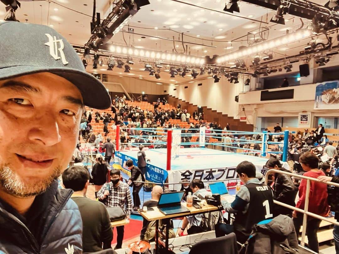 三村ロンドのインスタグラム：「選手紹介（煽りV）ナレーションを担当している全日本プロレスの後楽園ホール大会へ。  最初から最後まで、愛に溢れた熱狂空間だった。  あっという間だったなあ。  ライブで感じたかったので、本当に良かった。  この刺激、この情熱を表現に活かしていきたいです。  ファンの皆さん、レスラーの皆さんの為に  これからも“一声入魂”  声で盛り上げてまいります！  #ajpw #全日本プロレス #三村ロンド #ナレーション #一声入魂」