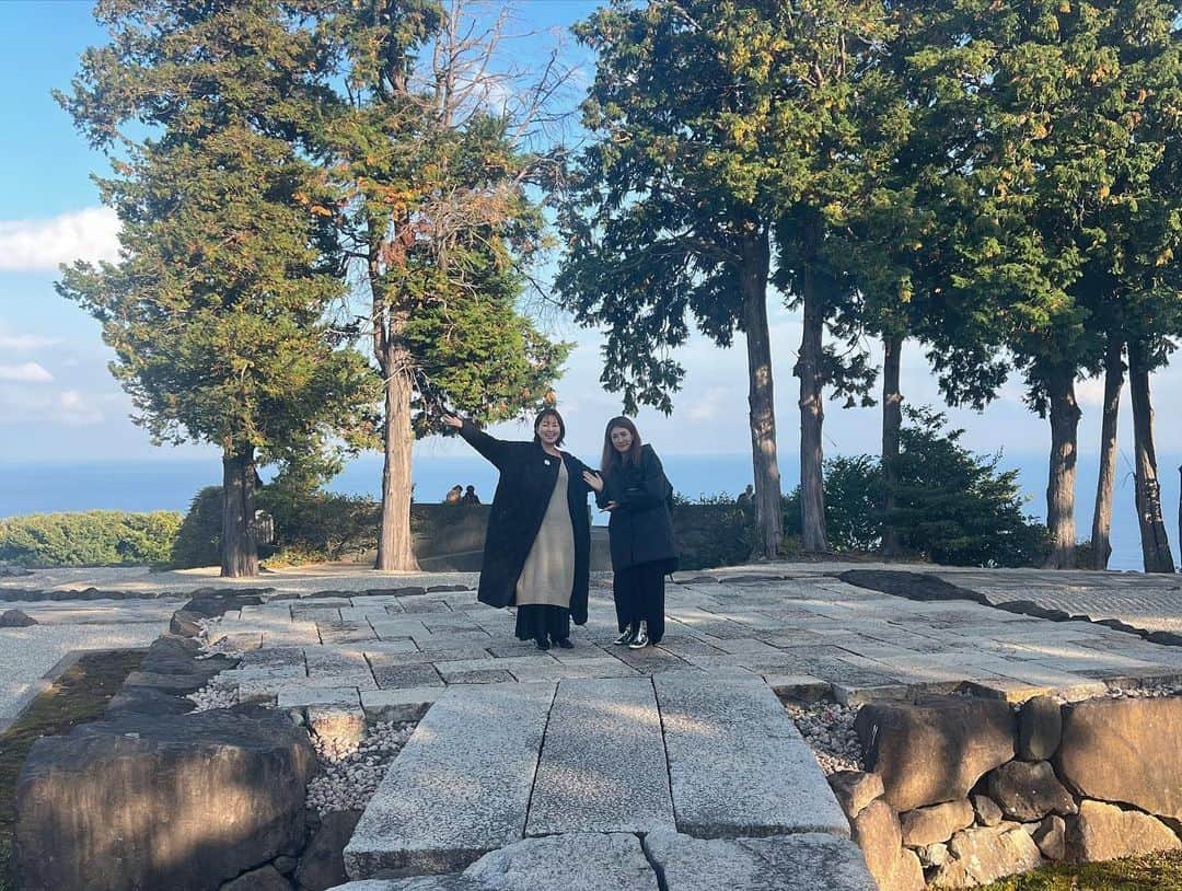 坂本美雨さんのインスタグラム写真 - (坂本美雨Instagram)「先日、中野信子さん @nobuko.n.nakano と、ずっと行きたかった江之浦測候所へ。杉本博司さんの作られた、いや作り続ける、完成しない場所。貴重な宝物の数々が、大昔からそこにあった自然物のように佇んでいる。美しい地形と、みかん畑もそのまま生かされていてとにかく豊かな場所だった…（案内してくださった智恵子さん、ありがとうございます✨）  いったいここがどの時代のどこなのかわからなくなって、とても解放され、信子さんと海を見つめながらぽつりぽつりと話すのはほんとうにいい時間だったな。  @enoura_observatory  （写真2枚目は高所恐怖症の私と手を繋いでがっちり支えてくれてる信子さん…ラブ）  #江之浦測候所  #RM #GQJapan #사카모토미우」12月6日 22時36分 - miu_sakamoto