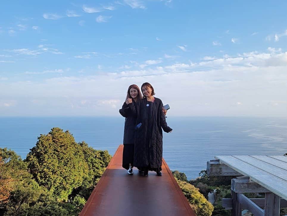 坂本美雨さんのインスタグラム写真 - (坂本美雨Instagram)「先日、中野信子さん @nobuko.n.nakano と、ずっと行きたかった江之浦測候所へ。杉本博司さんの作られた、いや作り続ける、完成しない場所。貴重な宝物の数々が、大昔からそこにあった自然物のように佇んでいる。美しい地形と、みかん畑もそのまま生かされていてとにかく豊かな場所だった…（案内してくださった智恵子さん、ありがとうございます✨）  いったいここがどの時代のどこなのかわからなくなって、とても解放され、信子さんと海を見つめながらぽつりぽつりと話すのはほんとうにいい時間だったな。  @enoura_observatory  （写真2枚目は高所恐怖症の私と手を繋いでがっちり支えてくれてる信子さん…ラブ）  #江之浦測候所  #RM #GQJapan #사카모토미우」12月6日 22時36分 - miu_sakamoto