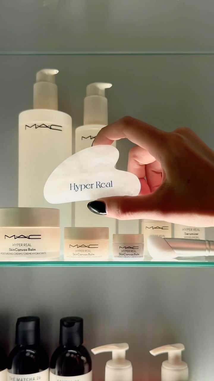 福長優のインスタグラム：「Hyper-Real Famille 👐🏻 🛁💦🧖🏼‍♀️🧴🪄✨✨✨  #맥 #맥소속직원 #맥하이퍼리얼  #MACHyperReal #MACSkincare @MACCOSMETICS  @MACCOSMETICSKOREA」