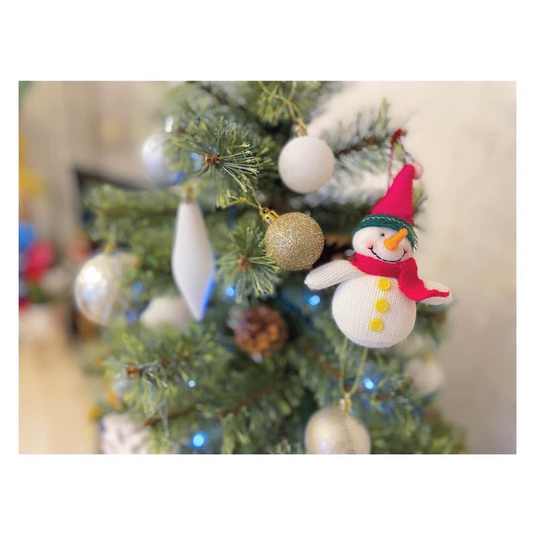 三倉佳奈さんのインスタグラム写真 - (三倉佳奈Instagram)「Xmasも近づいてきたのでツリー出しました🎄  ツリーを出すと急にクリスマス感とと共に年末の実感が😂笑  足元の雪だるまちゃんは元々実家で飾っていたもので20年以上毎年出してます⛄️ オーナメントは色んなお店でちょこちょこ集めました☺︎  #xmastree #もうこんな時期🙌🏻 #サンタさん来るかな 🎅」12月6日 22時38分 - kana_mikura0223