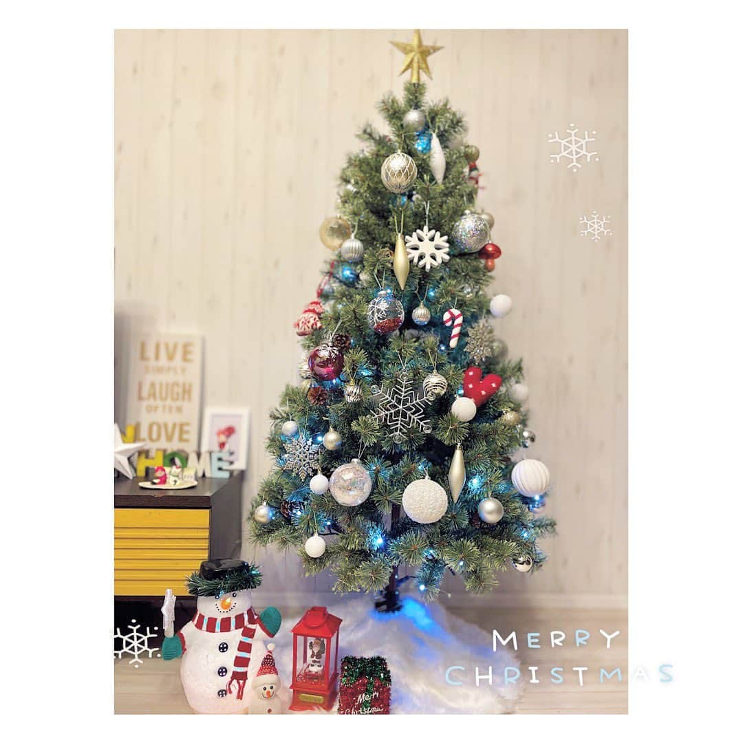 三倉佳奈のインスタグラム：「Xmasも近づいてきたのでツリー出しました🎄  ツリーを出すと急にクリスマス感とと共に年末の実感が😂笑  足元の雪だるまちゃんは元々実家で飾っていたもので20年以上毎年出してます⛄️ オーナメントは色んなお店でちょこちょこ集めました☺︎  #xmastree #もうこんな時期🙌🏻 #サンタさん来るかな 🎅」