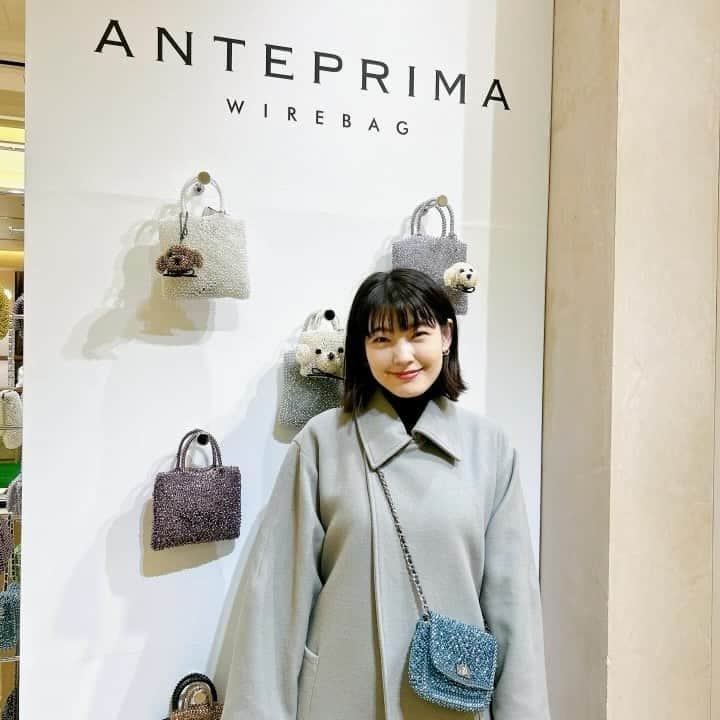 森貴美子のインスタグラム：「@anteprima_japan の三越銀座店POP-UPに行ってきました！ キラキラと彩り豊かで華やかなバッグたちに囲まれて、華やいだ気持ちになりました✨🩵 アンテプリマのお店に来るとイルミネーションを観ているようなわくわくした気持ちなっちゃう〜‧⁺◟︎( ᵒ̴̶̷̥́ ·̫ ᵒ̴̶̷̣̥̀ )  定番はもちろん新作の銀座三越限定カラーや、可愛いキャラクターのバッグにも心奪われ色々持ってみました💜🤍  ダークトーンになりがちな冬のポイントに💙 パーティやイベントごとなどにも大活躍間違いなしのアンテプリマのバッグ、私はキレイな水色にしました✨  銀座三越でのPOPUP STOREは今日から12日火曜日までです。 本館1階だよ。 ぜひみなさまも行ってみてね🥰  @anteprima_japan  #anteprima  #アンテプリマ　#PR」