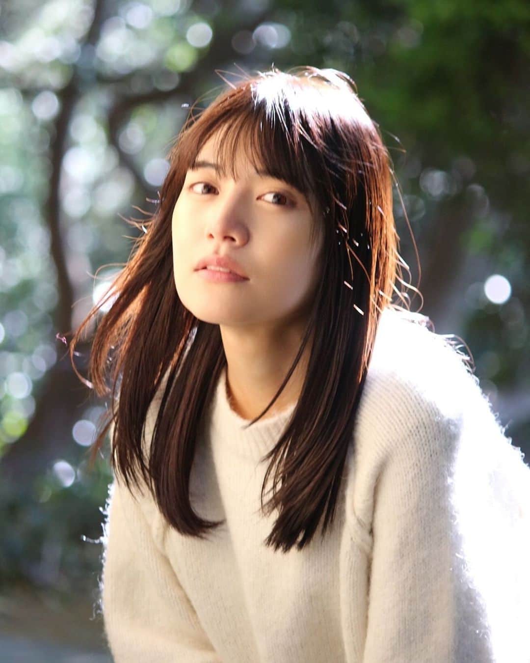 松永有紗のインスタグラム：「マネージャーです🦦  自然の中でリラックス#松永さん 🌳 自然が大好きみたいです⛰️  #写真  #matsunagasan  #photo  #happy #photography」