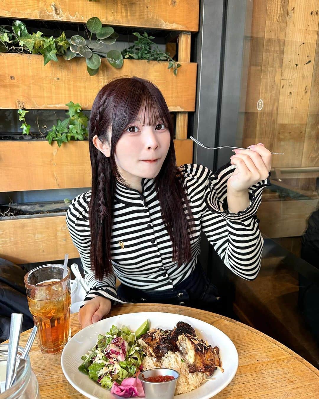 茄子はるさんのインスタグラム写真 - (茄子はるInstagram)「・  撮影合間に食べたご飯美味しかった🥗🍖🍴💗  ネイルは薬指だけマグネットでちゅるんと可愛くしてもらってとってもお気に入りなのベビーピンクに！👶🏻💞🤍  ・  #マグネットネイル #恵比寿ランチ  #サラダランチ  #茄子私服 #デニムコーデ  #ootd #ebisu」12月6日 22時51分 - nasuchan__0412