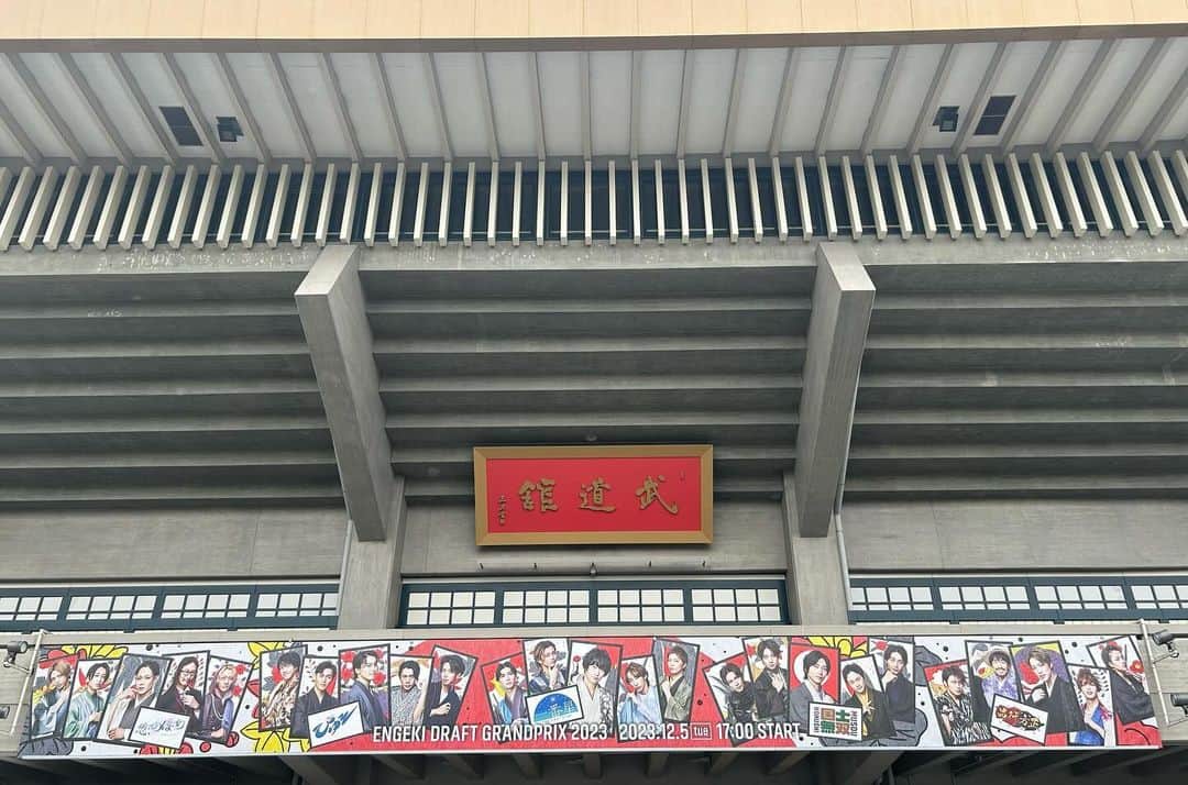 七海ひろきさんのインスタグラム写真 - (七海ひろきInstagram)「☆ 「演劇ドラフトグランプリ2023」 無事に終わりました！最高でした！ . とても濃い稽古だったので絶賛ロス中。 実は、劇団「品行方正」の役名が、運竜寺、命法院、共助、同島、体育で頭文字を取ると、「運命共同体」そこまで考えてた演出の三浦香さん、天才です。全員はじめましてだったけど、とにかく素晴らしいメンバーすぎて愛しいです。 いつかまた芝居したい。 . 他の劇団の皆さんも改めて見てもすごい。 素敵な企画を立ち上げて下さった荒牧さんに感謝が止まりません。尊敬！！ . お客さんの温かさ、笑い声と拍手が最上の金メダルでした🥇ありがとうございました！！ . #演劇ドラフトグランプリ2023  #品行方正 #愛のシンクロ #三浦香  #唐橋充 #廣野凌大 #後藤大 #加藤大悟 #七海ひろき」12月6日 22時43分 - hirokinanami773
