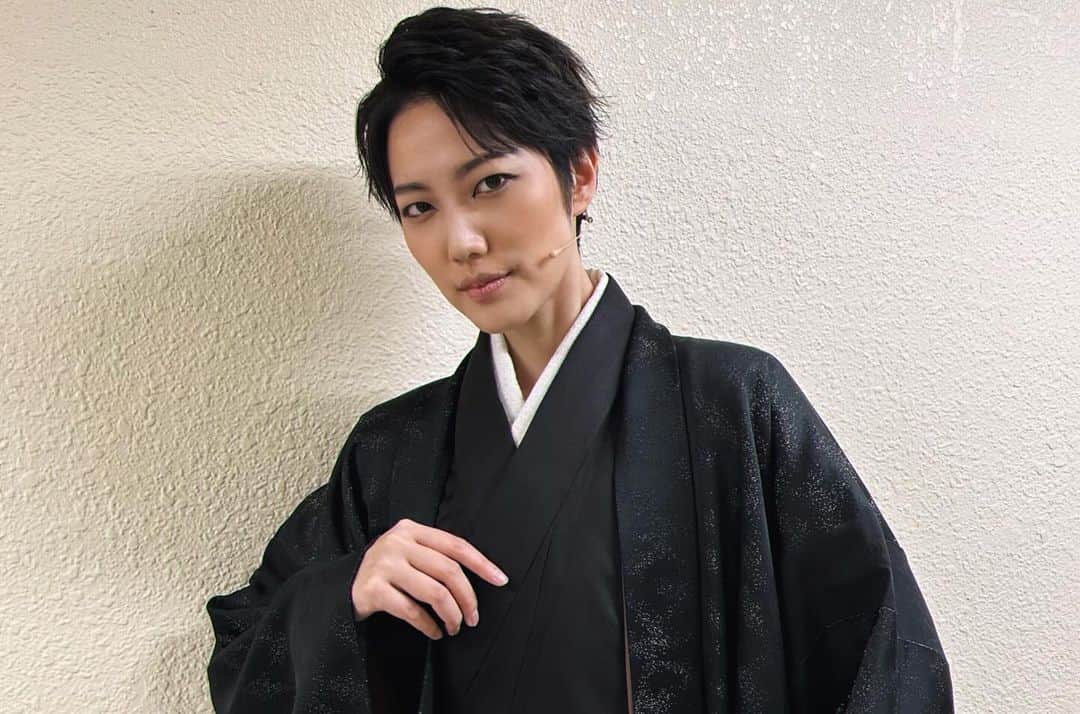 七海ひろきさんのインスタグラム写真 - (七海ひろきInstagram)「☆ 「演劇ドラフトグランプリ2023」 無事に終わりました！最高でした！ . とても濃い稽古だったので絶賛ロス中。 実は、劇団「品行方正」の役名が、運竜寺、命法院、共助、同島、体育で頭文字を取ると、「運命共同体」そこまで考えてた演出の三浦香さん、天才です。全員はじめましてだったけど、とにかく素晴らしいメンバーすぎて愛しいです。 いつかまた芝居したい。 . 他の劇団の皆さんも改めて見てもすごい。 素敵な企画を立ち上げて下さった荒牧さんに感謝が止まりません。尊敬！！ . お客さんの温かさ、笑い声と拍手が最上の金メダルでした🥇ありがとうございました！！ . #演劇ドラフトグランプリ2023  #品行方正 #愛のシンクロ #三浦香  #唐橋充 #廣野凌大 #後藤大 #加藤大悟 #七海ひろき」12月6日 22時43分 - hirokinanami773