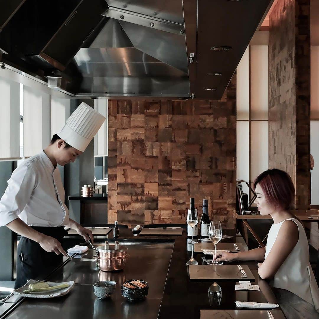 Conrad Osakaのインスタグラム：「シェフのパフォーマンスを堪能できる特等席。 蔵 - 鉄板焼で素材を味わう極上のディナー。  Premium seats where you can savor the chef's performance. "Kura" - indulge in the finest dinner experiencing ingredients at the teppanyaki grill.  Share your own images with us by tagging @conradosaka ————————————————————— #コンラッド大阪 #コンラッド #大阪ホテル #大阪レストラン #大阪ランチ #大阪ディナー #大阪鉄板焼き #conradosaka #nakanoshima #osakahotel #osakarestaurant  #ikyu_travel」