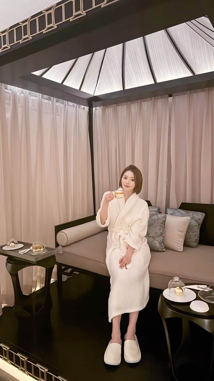 松田唯花のインスタグラム：「リッツカールトンマカオの中にあるスパ🧖‍♀️✨  ジャグジーやサウナもあって、たっっっっぷり癒されました🥹 フライトもあって脚がパンパンだったけど超軽くなった〜🧚♬  まありちゃんと一緒にゆっくり過ごせて本当に幸せ時間だった☺️🩷  #macau #ritzcarlton #ritzcarltonmacau #マカオ #女子旅 #海外旅行」