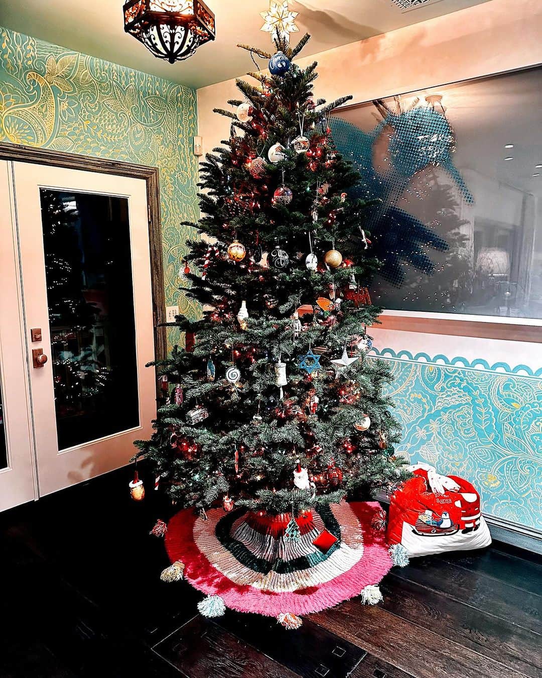 ケアリー・ハートのインスタグラム：「Tis the season!!!!!! So happy to be home w/ the family. Got down on our x mas tree last night. Mama @pink did a great job getting the tree while I was in Japan 🤘🏼🤘🏼. Begin the holiday run!!!!!! F$&k you, Chippy…」