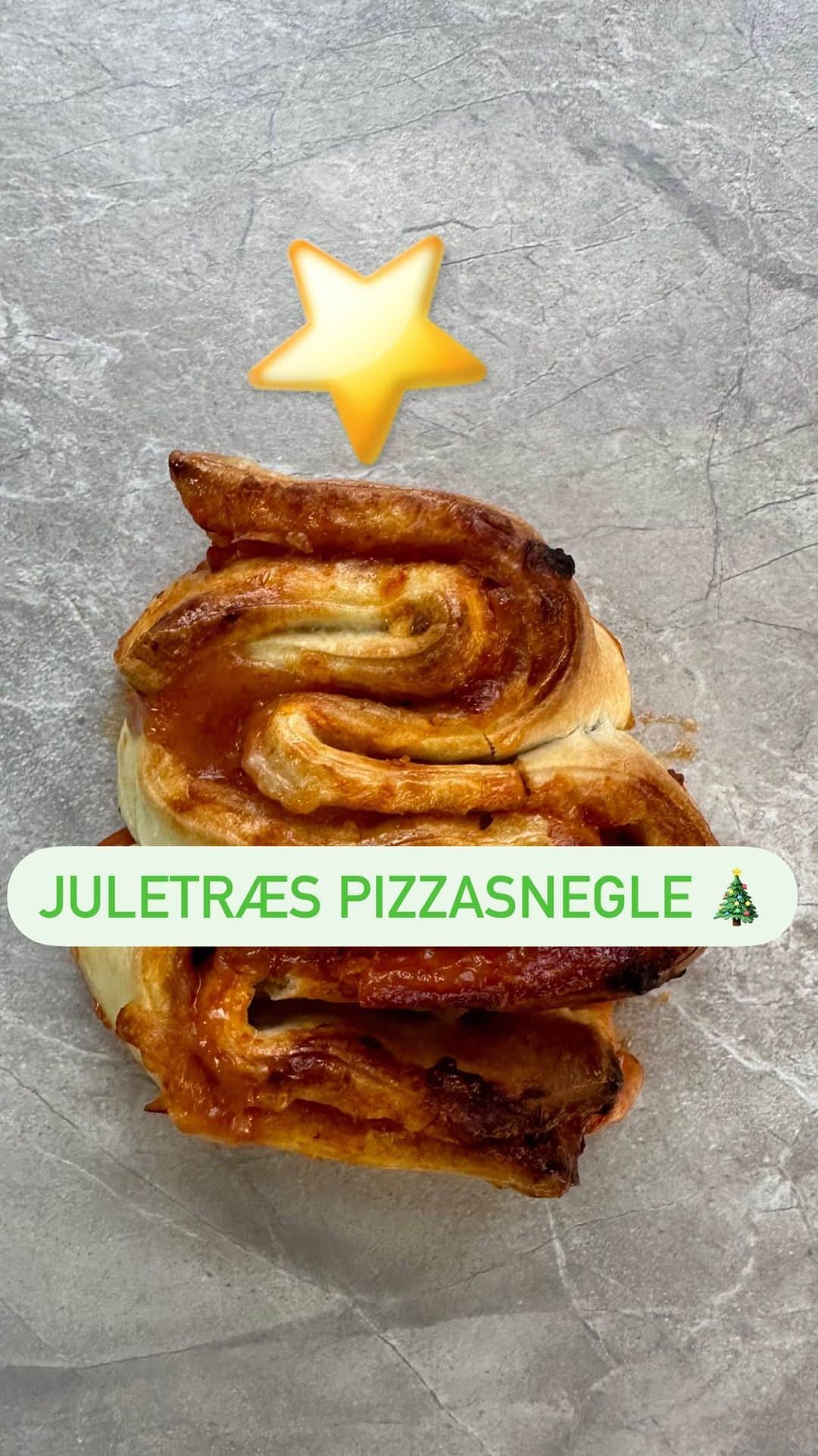 ヤネッテ・オッテセンのインスタグラム：「Juletræs-pizzaer 🎄✨  Giv din dag et energiboost med disse festlige Pizza Juletræer🎄🍕 (ja, det er det de skal forestille) og lad os starte højsæsonen med et lækkert tvist!  Fif: brug nogle tandstikker til at holde pizza juletræet på plads 😉 - kunne jeg godt ha’ brugt 🤓   #Julemad #PizzaGlæde #jeanetteottesencoaching」