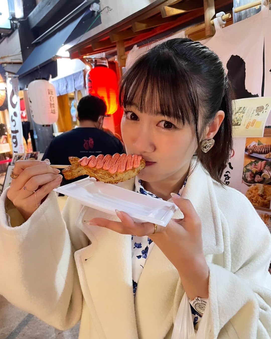 高城れにのインスタグラム：「初めて食べたけど お魚の形してて明太子ソースがかかってるんだけどね揚げたてででてくるの☺️💜 ここめっちゃ美味しかったなぁ☺️ 次行った時も絶対食べる🐟 猫になった気分でした🐈💜  #女子旅 #鎌倉 #小町通り #食べ歩き」