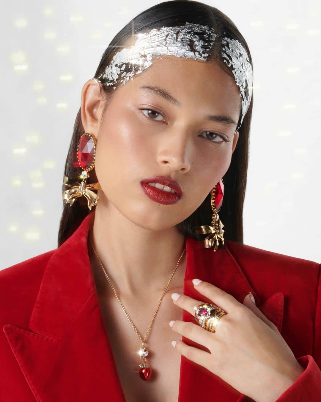 YOOX.COMのインスタグラム：「SPARKLE & SHINE Eye-catching jewellery for everyone on your list. Discover more on #YOOX」