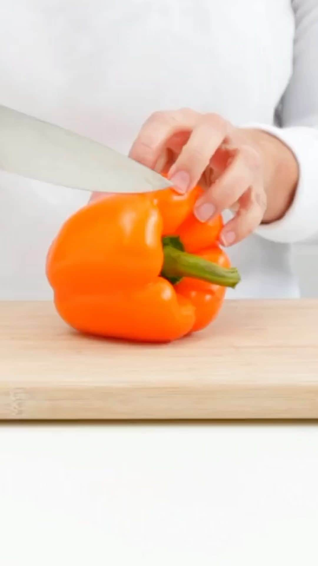 マーサ・スチュワートのインスタグラム：「A quality cutting board is necessary in every kitchen. Whether you are chopping up a chicken for a stew or dicing vegetables for a casserole, you reach for your cutting board on a daily basis. While every home cook understands that keeping it clean is essential, keeping it steady is just as important for safety. At the link in our bio, an expert shares six techniques the pros use to ensure that their cutting board doesn’t slip when chopping, slicing, and dicing.」