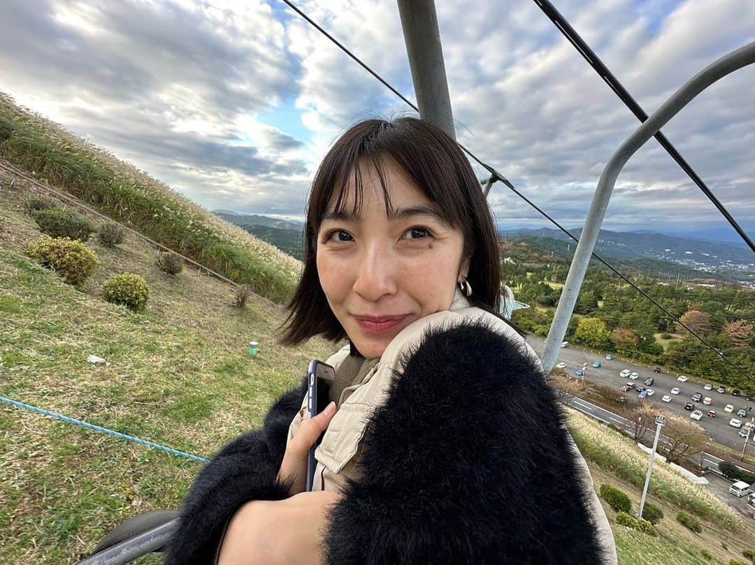 川口花乃子のインスタグラム：「頂上は寒かったけど、行きたかった町が一望できた。 この秋の楽しかった思い出🍂 もうすっかり冬だけど、みんなあったかくしてご自愛してくださいね🫶」