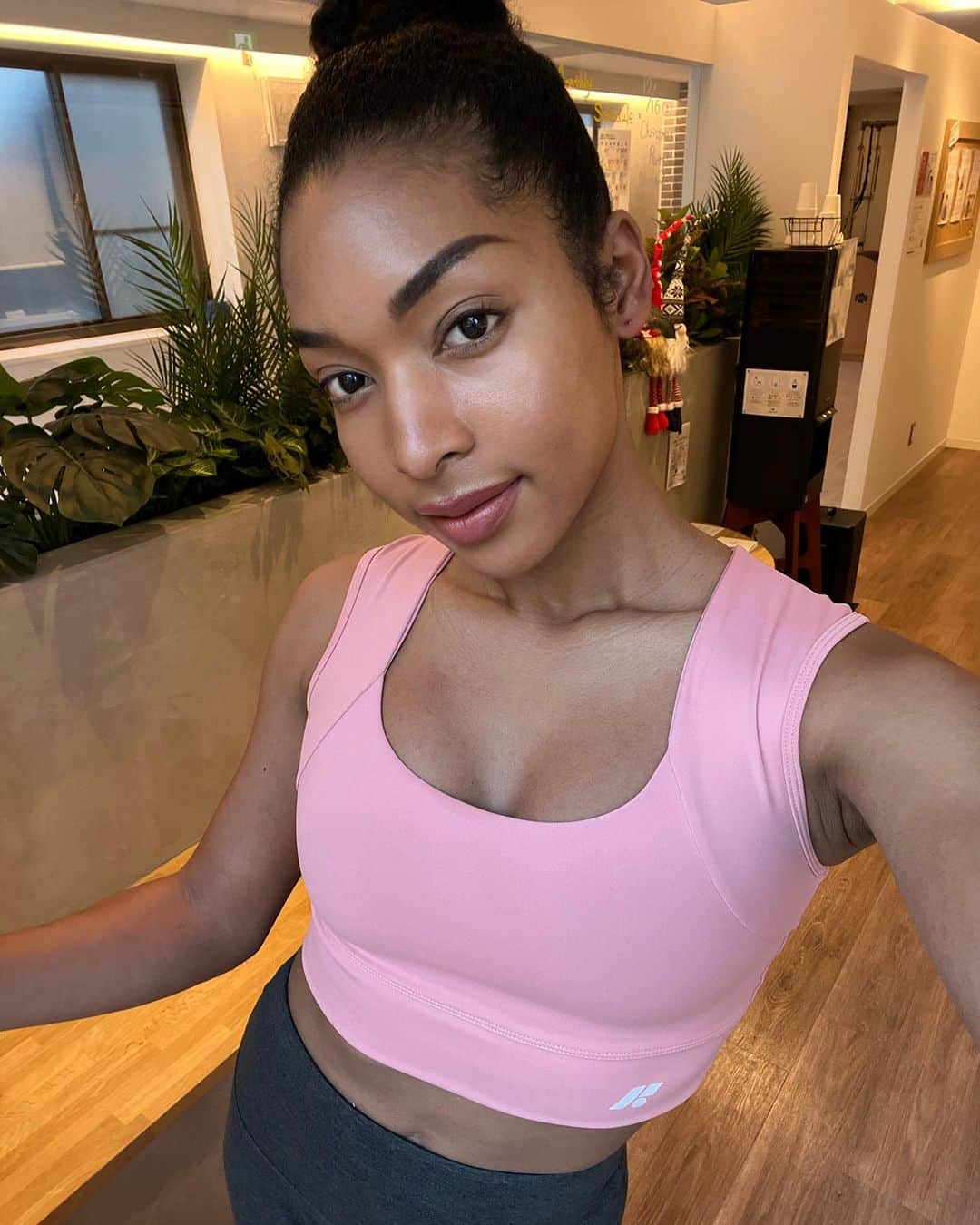 上梨ライムのインスタグラム：「2nd time Pilates lesson at @zenplace_official   今回は祐天寺のスタジオに2度目のマシンレッスンに伺いました✨ 前回習ったことを応用した動きを重点的にやった結果… よりコアへの意識や体をより繊細に動かせるようになった気がします🧘🏽‍♀️  今後も引き続きピラティスを通じて 体、そして心の変化をもっと実感していきたいと思います💪🏾  ありがとうございました✨ @zenplacepilates_yuutenji   #zenplace#zenpilates #machinepilates」