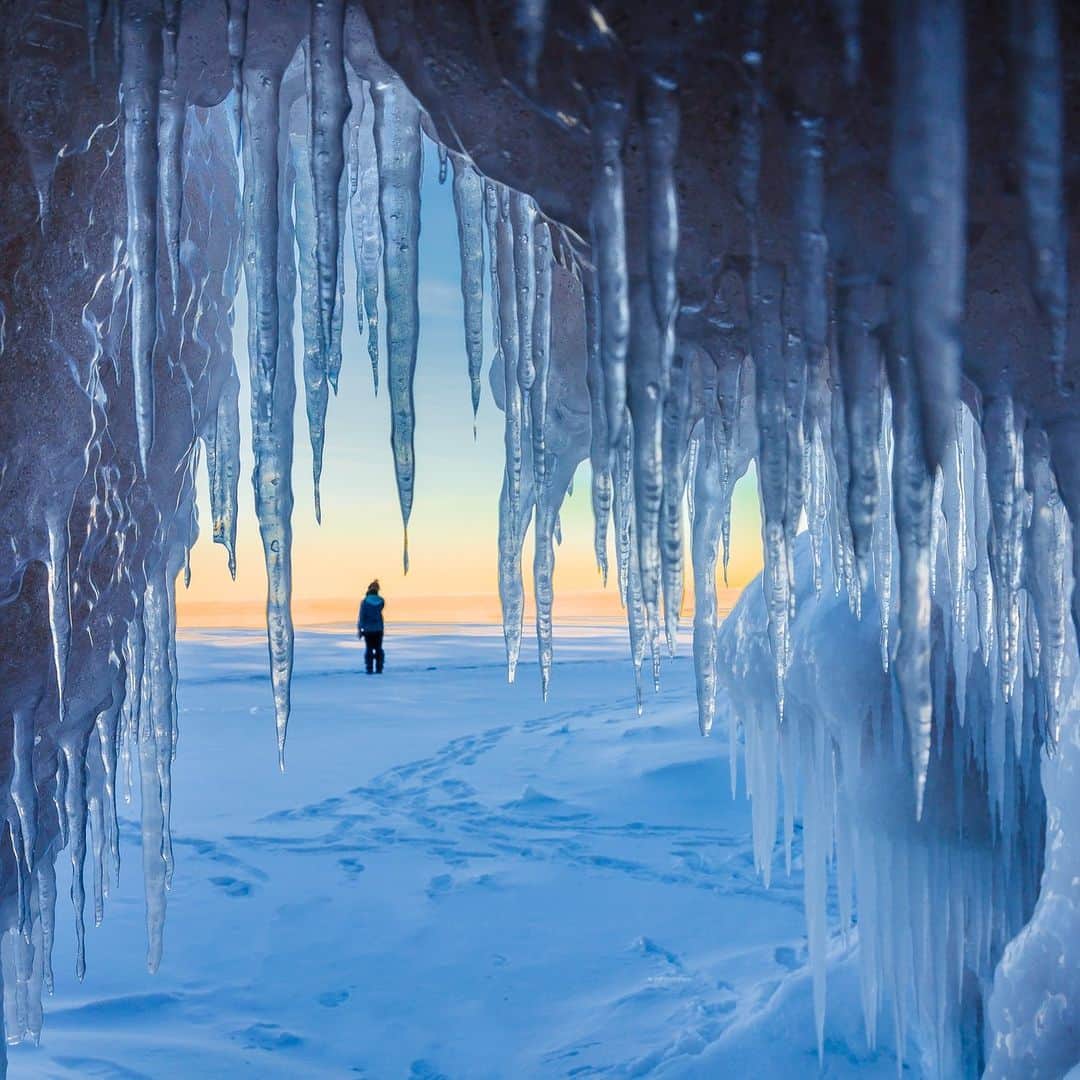 Discoveryのインスタグラム：「Bundle up: there are few better places to watch the sunrise than inside an ice cave on the shore of #LakeSuperior. 🧣🌅  #iceseason」