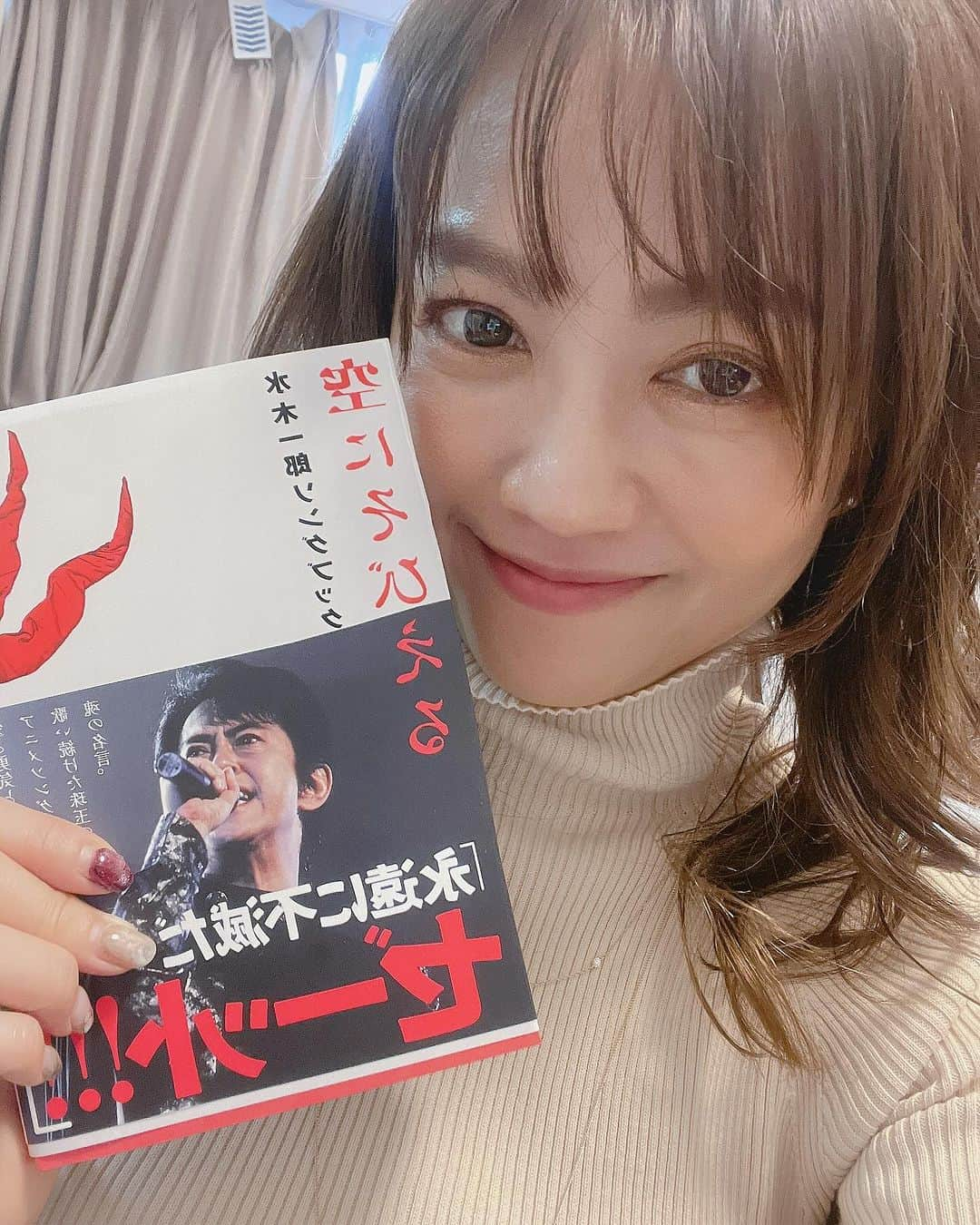 松澤由美さんのインスタグラム写真 - (松澤由美Instagram)「Oiii💓  Comprei o livro de Ichiro Mizuki hoje. E minha música estava no Yahoo News.  Hoy he comprado el libro de Ichiro Mizuki. Y mi canción salió en Yahoo Noticias.  I bought Ichiro Mizuki's book today. And my song was on Yahoo News.  こんばんはぁ。 今朝はね、キングレコードさんより、サブスク配信のご連絡があり、 その後から、たくさんの方からコメントをいただき😭💓  嬉しいです。  私のデビュー曲 機動戦艦ナデシコの主題歌 『You get to burning』 劇場版機動戦艦ナデシコ 『Dearest』などが キングレコードさんより 当時の音源が配信スタートしました。  そしてお友達でもあるファッションライターの麻衣子ちゃんから  『トレンド入りしてるよー 由実ちゃん（由美）』って 画像送ってもらい😭♡  また涙💓  今日はアニキの本を買いに行ったり、 サブスク配信のニュースで、 私の名前がトレンド入りしたり、  ただただ感謝です💓  アニキから、 『良かったね。でもまだ歌はまだまだだよ。練習あるのみ』って声が聞こえてきそうです💓  96年当時、ナデシコの主題歌オーディションで、デビューできたこと。 この曲に出逢い、歌へのパスポートになり、 聖闘士星矢の主題歌の楽曲オーディションで、世界へのパスポートへ繋がり。  いまだ、いつもギリギリガールズで、次どうしたら良いんだろか？って、楽しみながら？悩んで？、前に進んでいます。  歌はかなり進化してるはず❣️まだまだこれから進化中❣️  25th ver.もサブスク配信さへていますので、そちら音源もぜひ聴いてみてもらえたら、嬉しいです♡  #LosCaballerosdelZodiaco #saintseiya #CaballerosDelZodiaco #KnightsOfTheZodiac #CavaleirosDoZodiaco #LesChevaliersDuZodiaque #Cavalieridellozodiaco  #bandai #聖闘士星矢 #松澤由実 #松澤由美 #yumimatsuzawa #アニソン好きと繋がりたい #松澤由実のアニソンフラッグ #機動戦艦ナデシコ #ゲートキーパーズ #ジバクくん #snow #ラグナロクマスターズ」12月6日 23時02分 - yumimatsuzawa